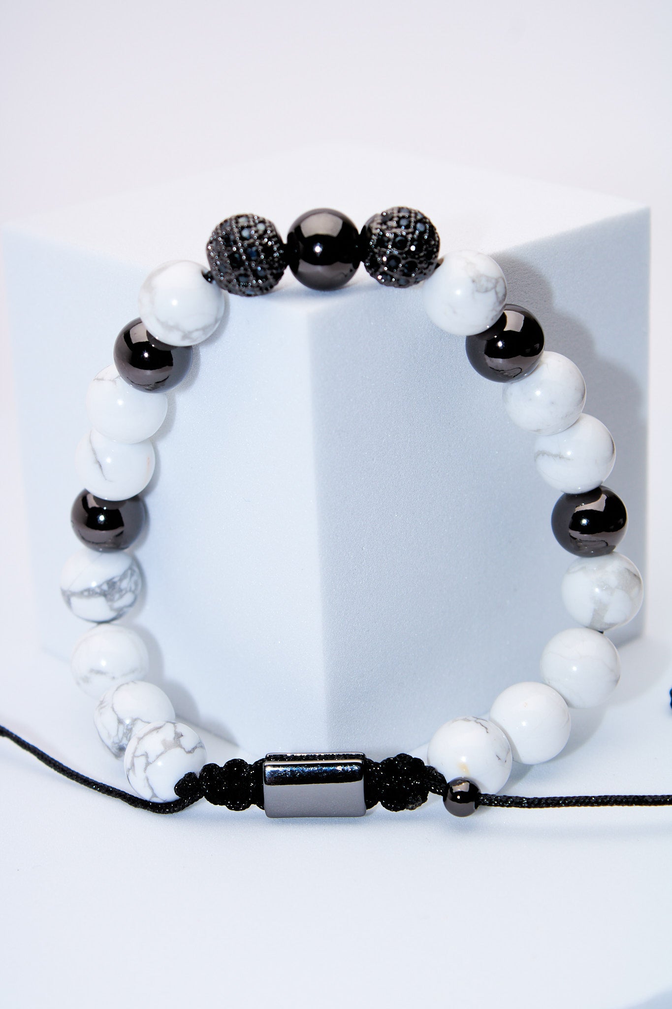 Pulsera ajustable howlita blanca y ónix con cuentas pavé negras
