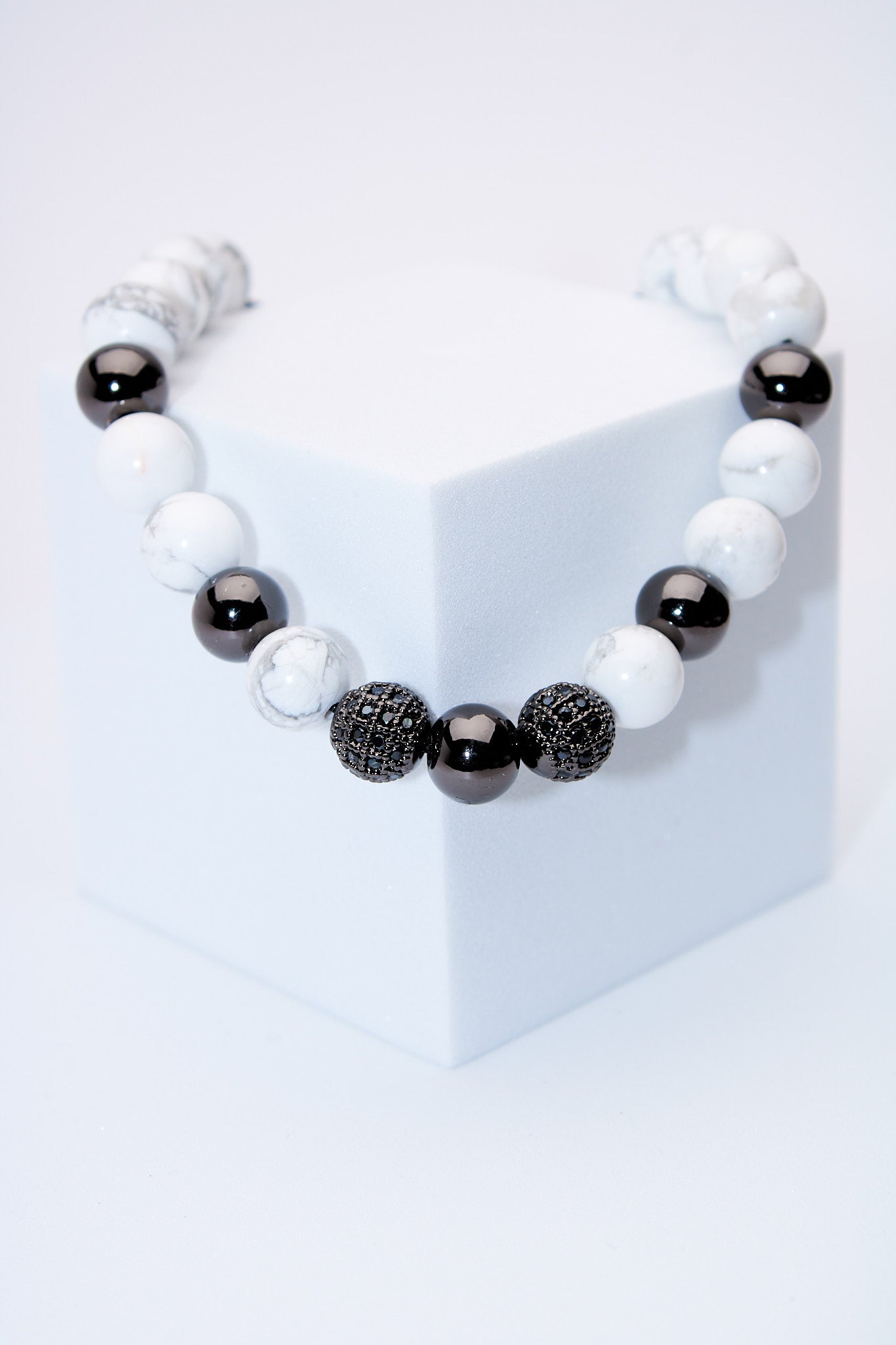 Pulsera ajustable howlita blanca y ónix con cuentas pavé negras