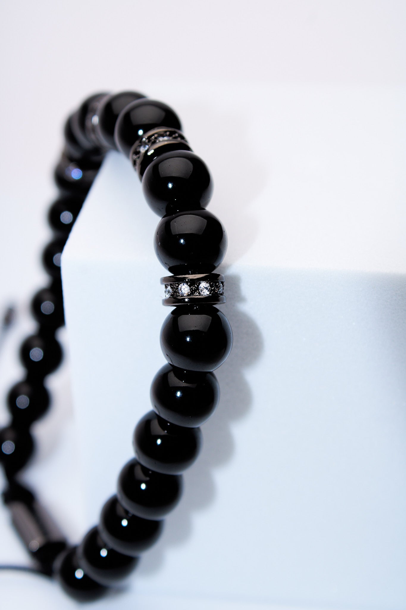 Pulsera ajustable ónix con separadores pavé plateados