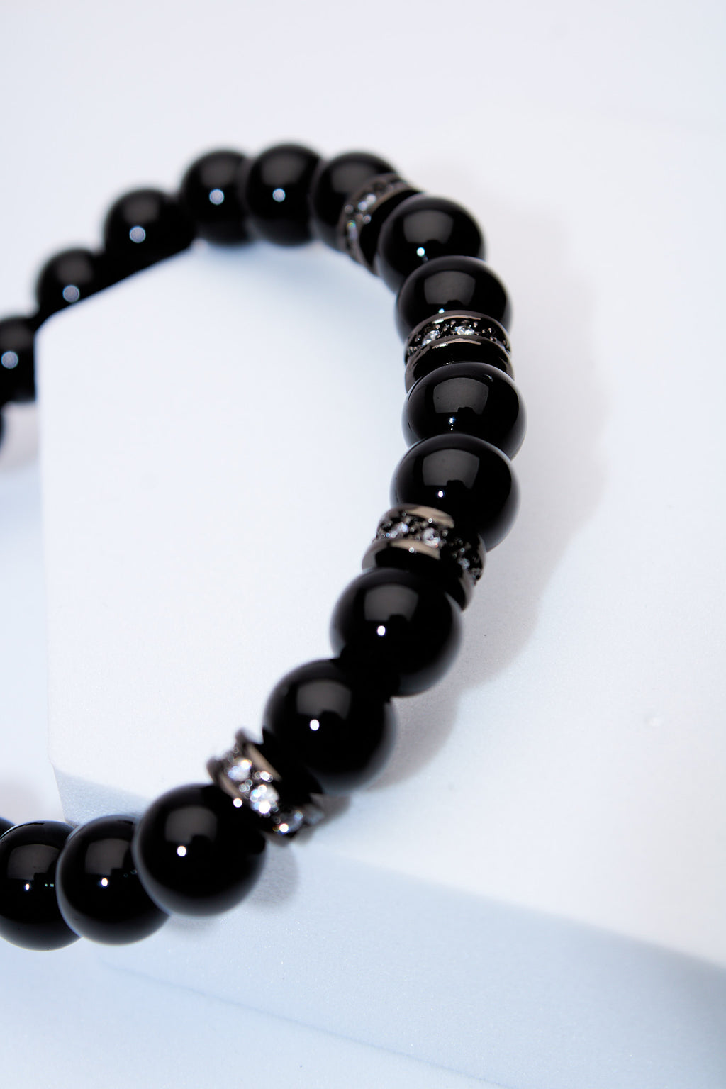 Pulsera ajustable ónix con separadores pavé plateados