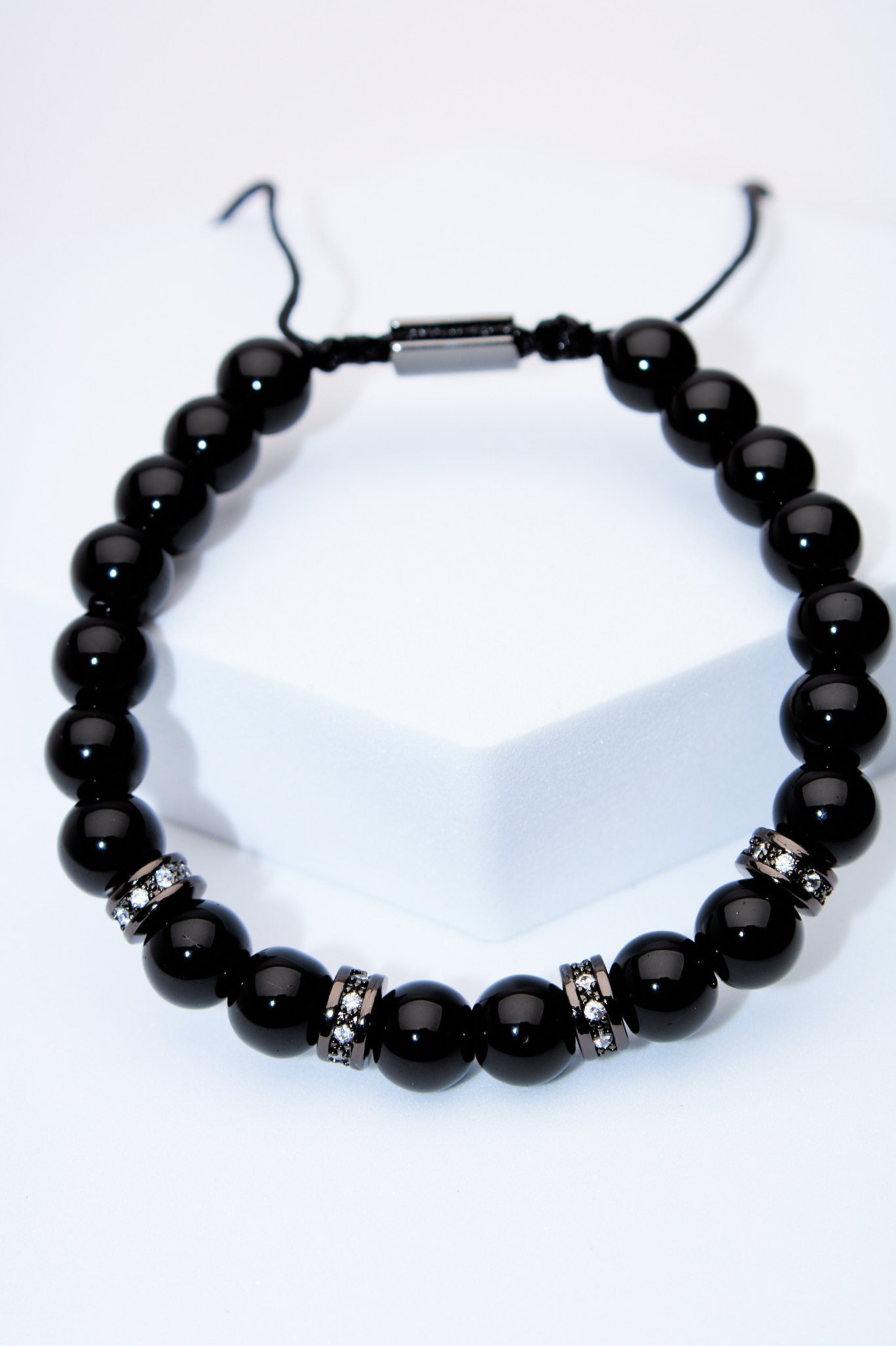 Pulsera ajustable ónix con separadores pavé plateados