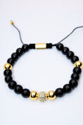 Pulsera ajustable ónix con bolitas doradas y centro pavé