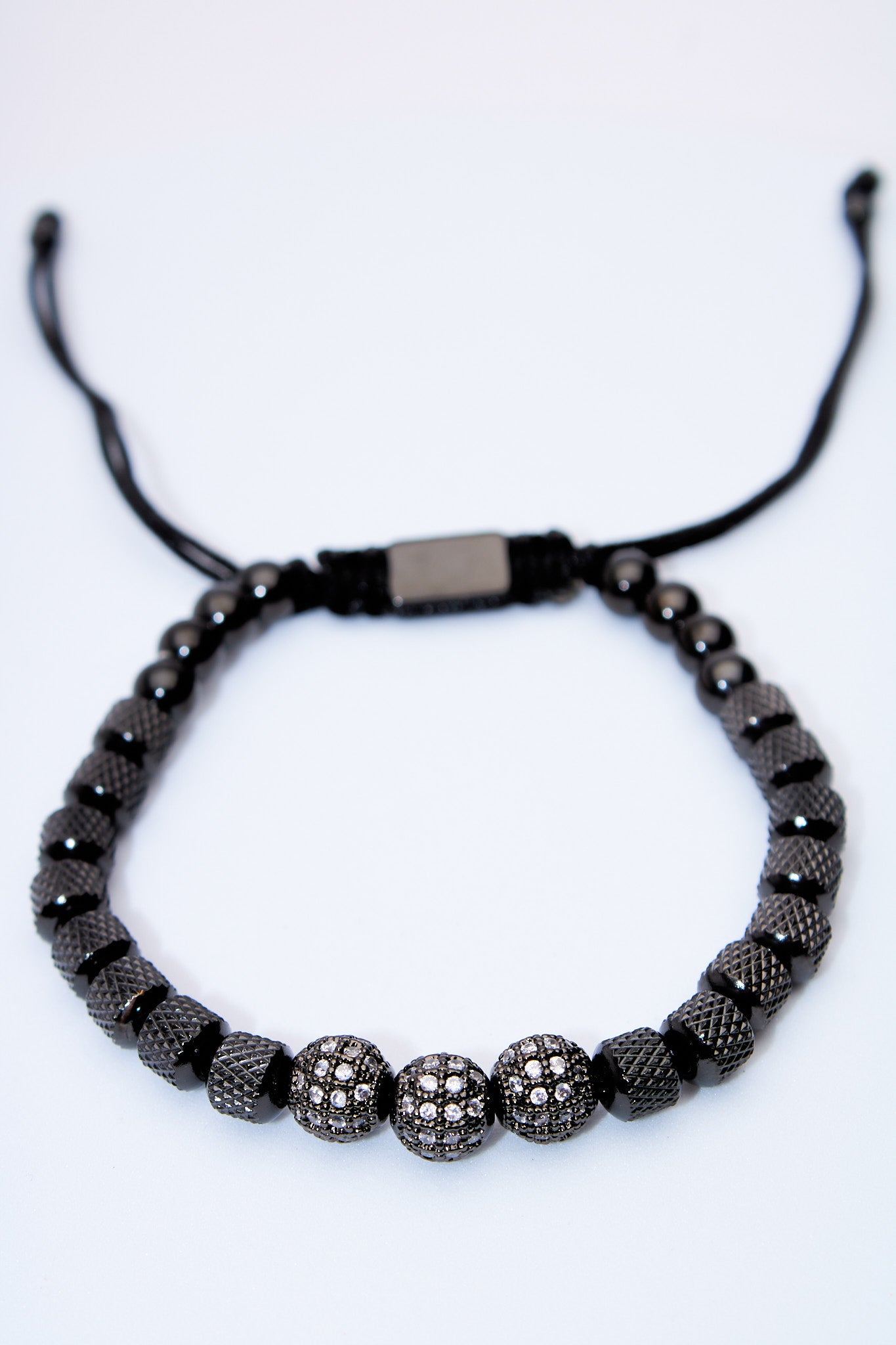 Pulsera ajustable de lava y cuentas pavé plateadas