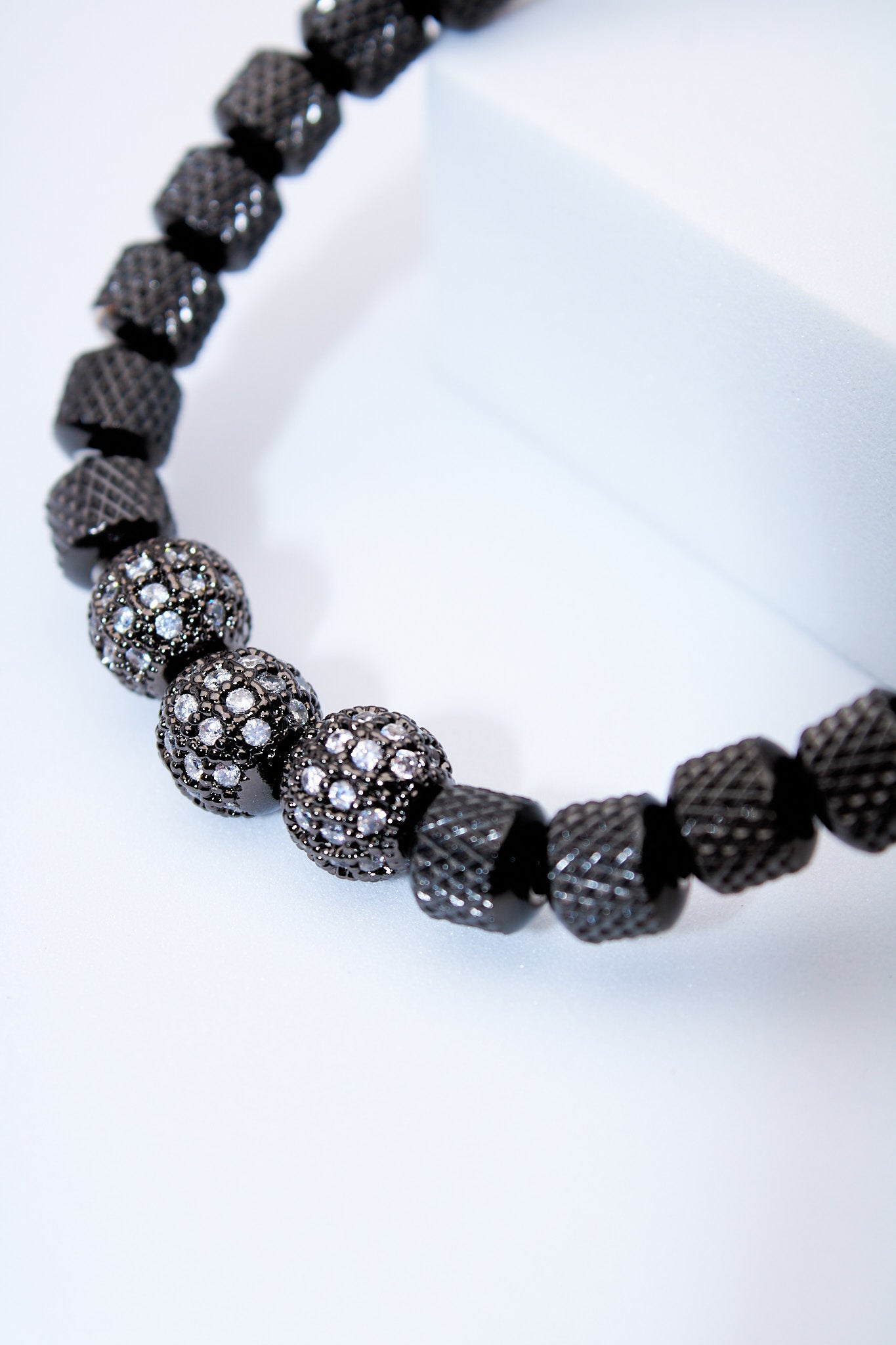 Pulsera ajustable de lava y cuentas pavé plateadas