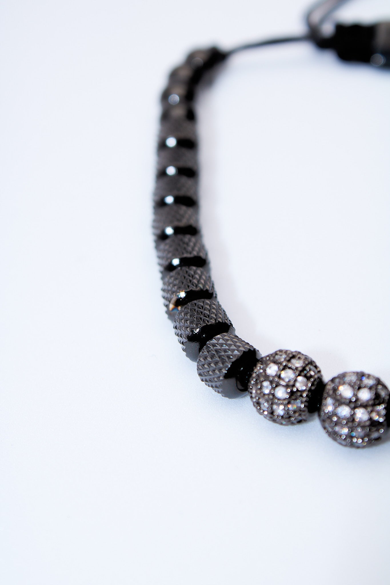 Pulsera ajustable de lava y cuentas pavé plateadas