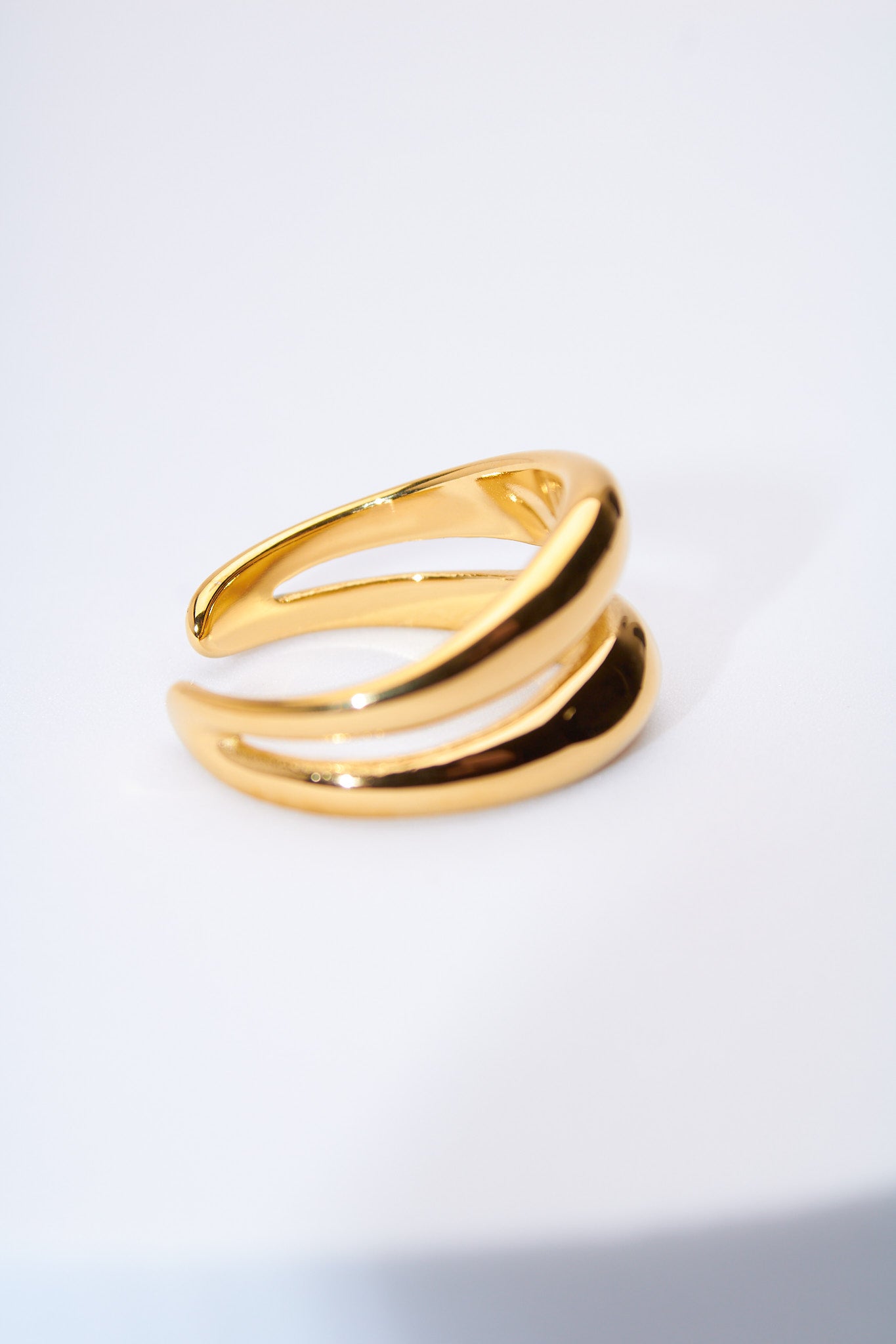 Pulsera rígida doble curva — baño dorado