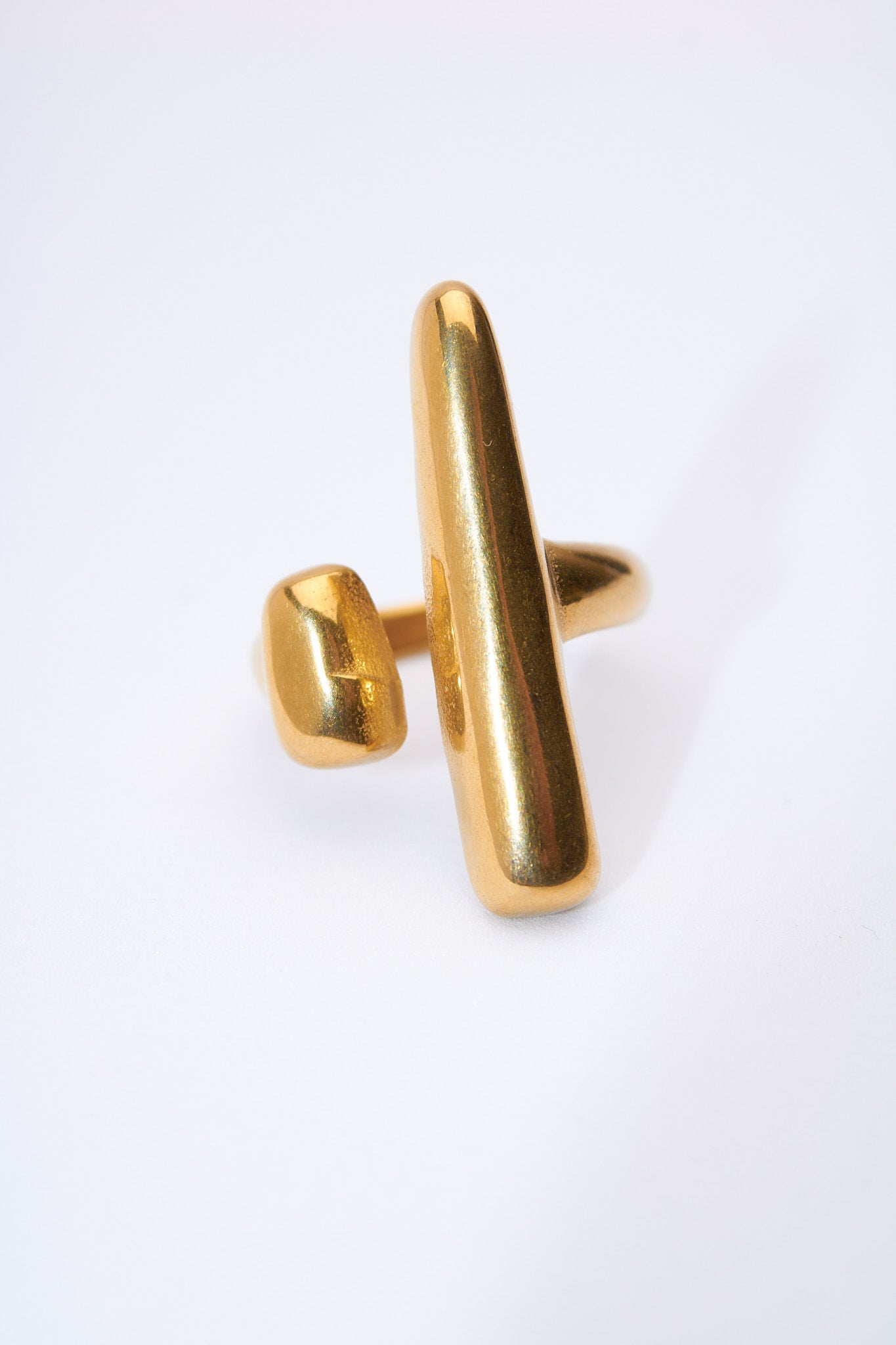 Anillo abierto barra y gota dorado — ajustable, acabado pulido