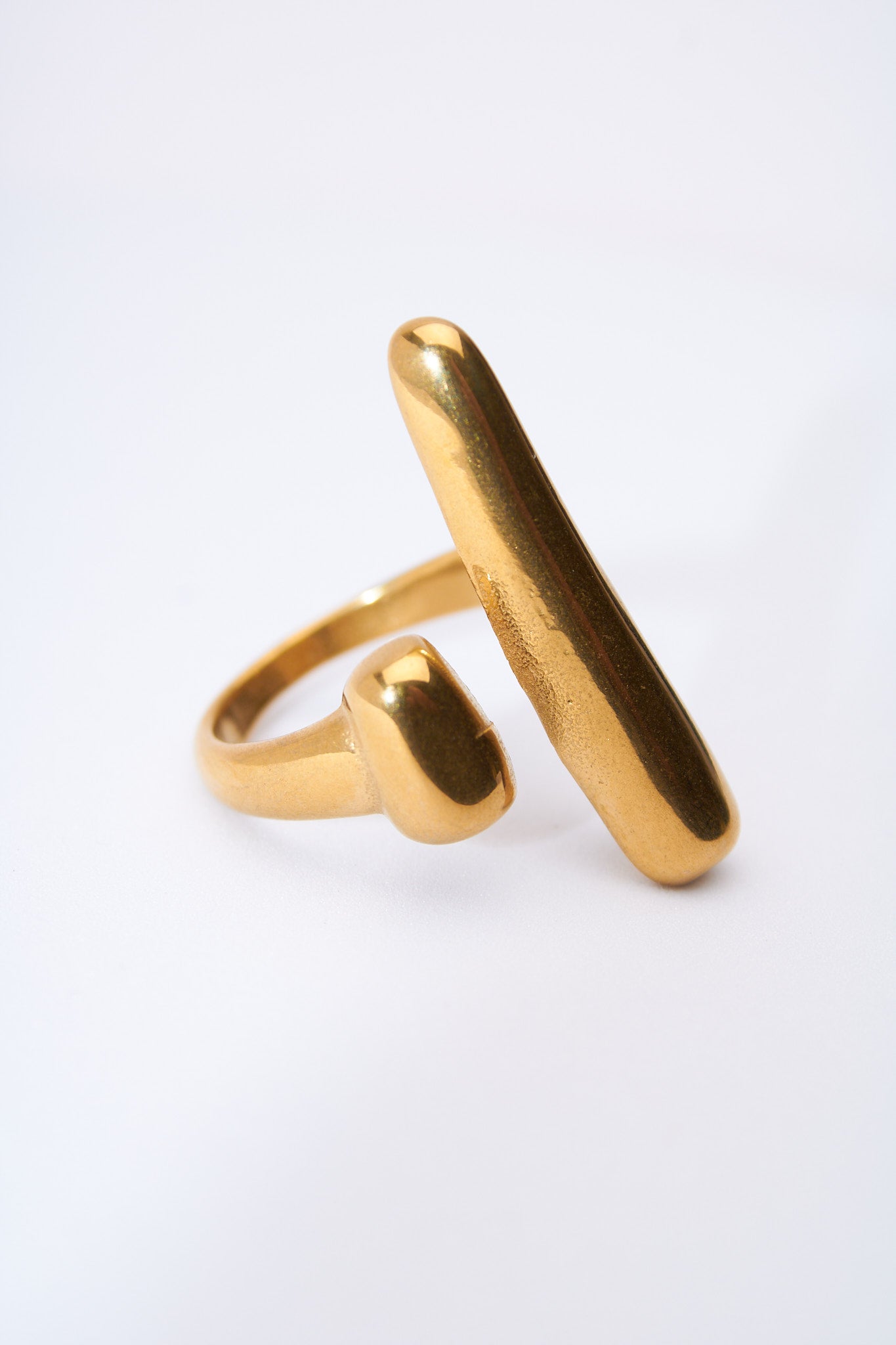 Anillo abierto barra y gota dorado — ajustable, acabado pulido