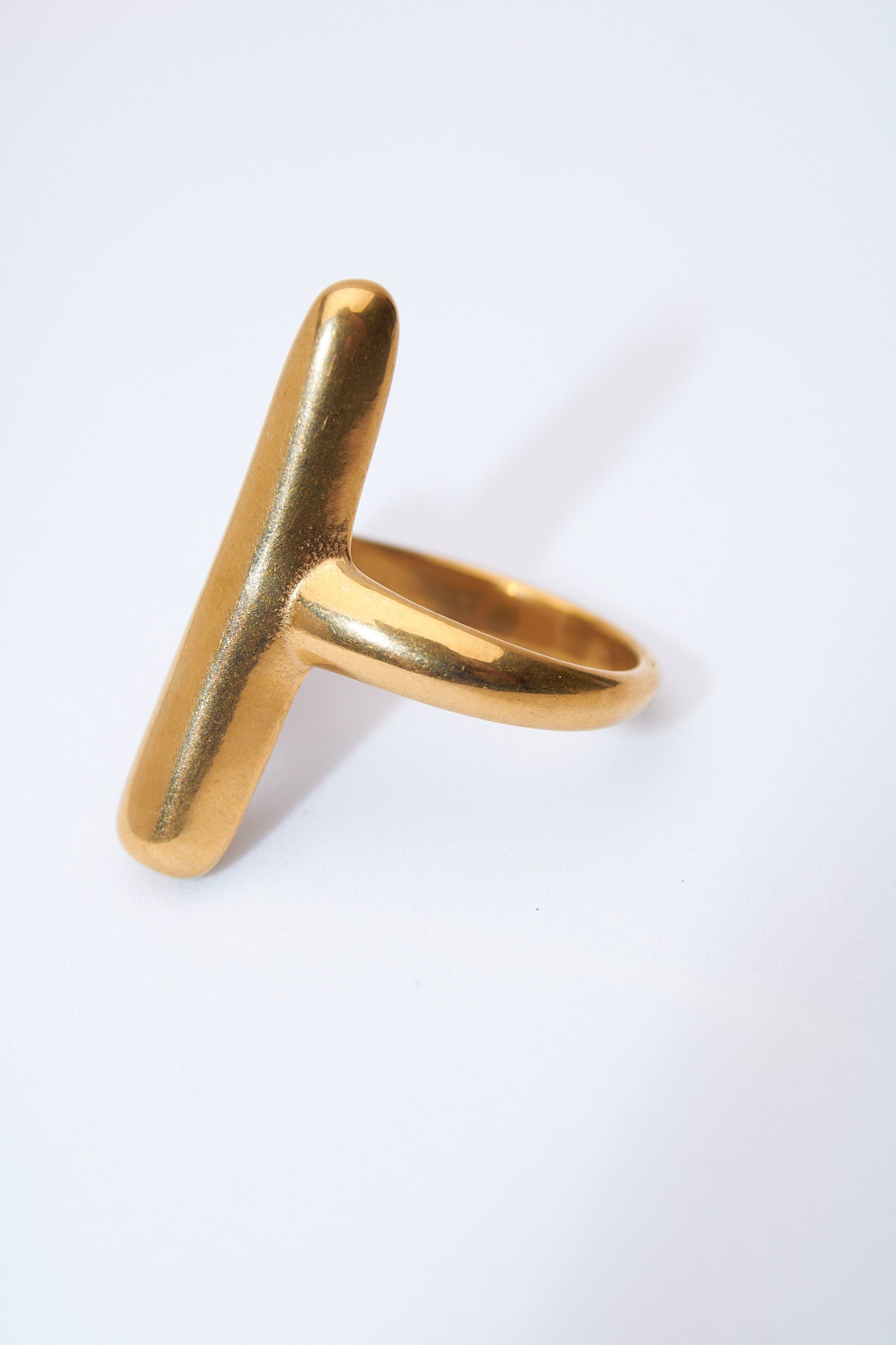 Anillo abierto barra y gota dorado — ajustable, acabado pulido