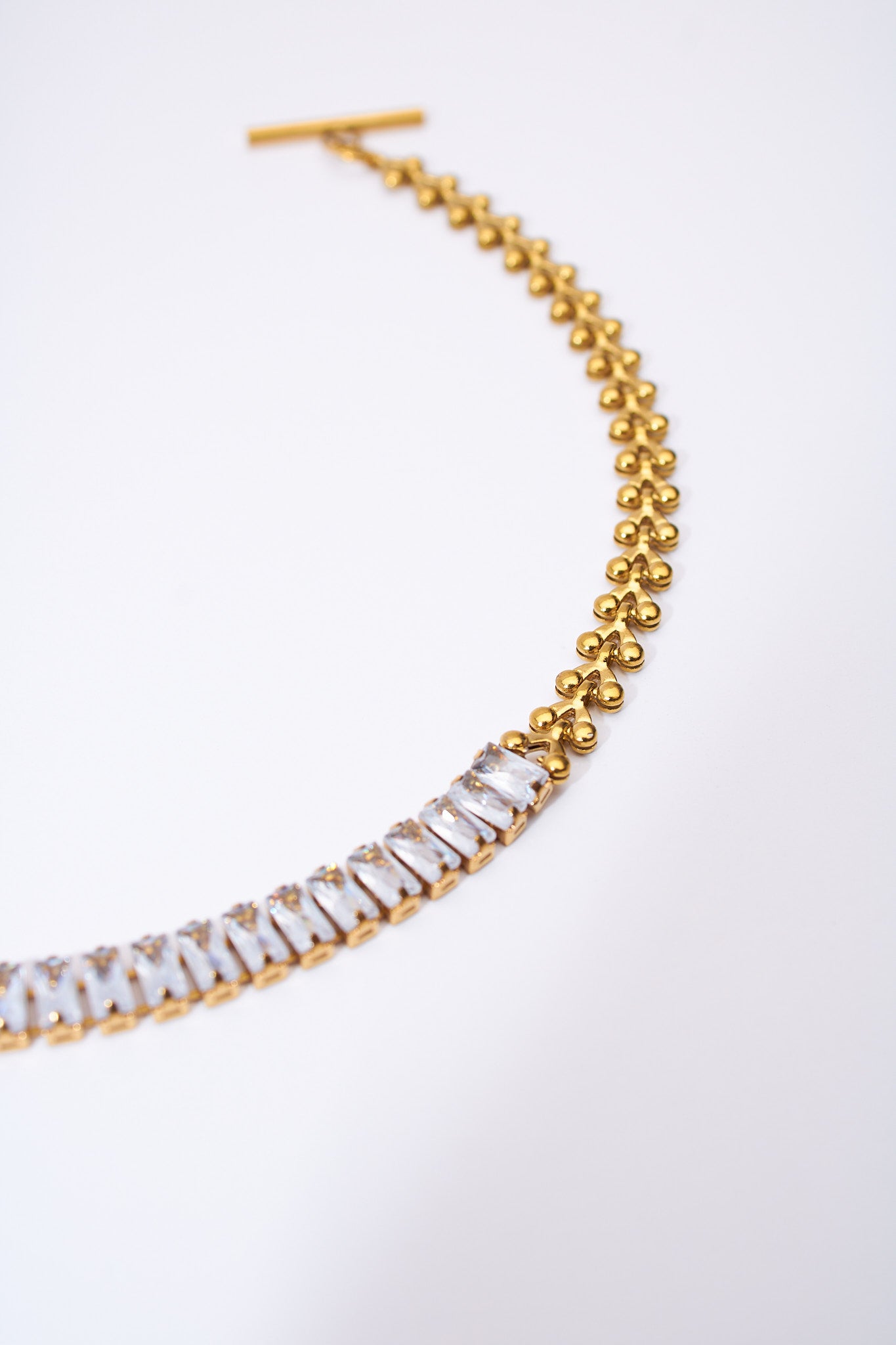 Pulsera doble cadena con cristales y motivos de bolitas — baño dorado