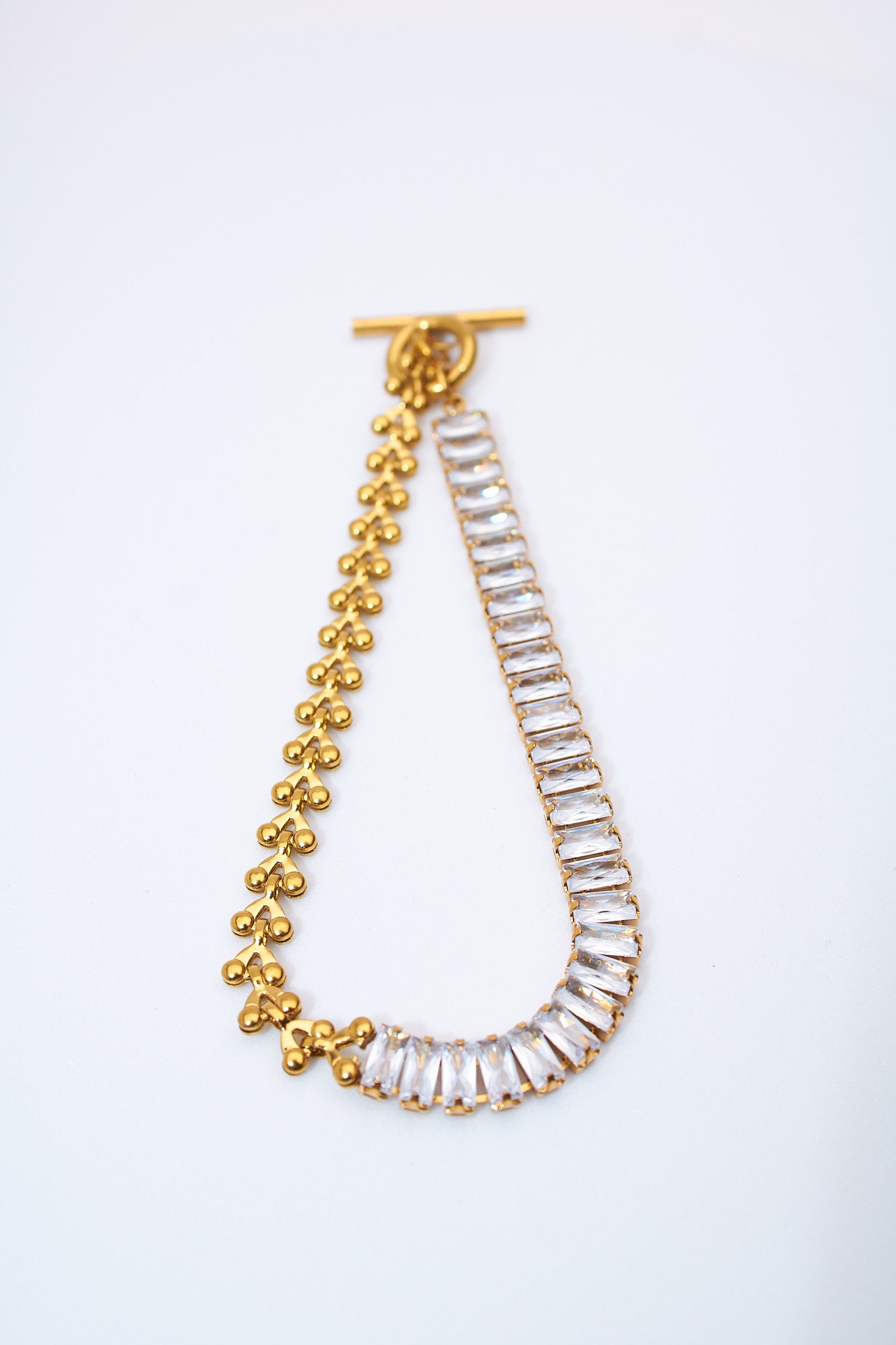 Pulsera doble cadena con cristales y motivos de bolitas — baño dorado