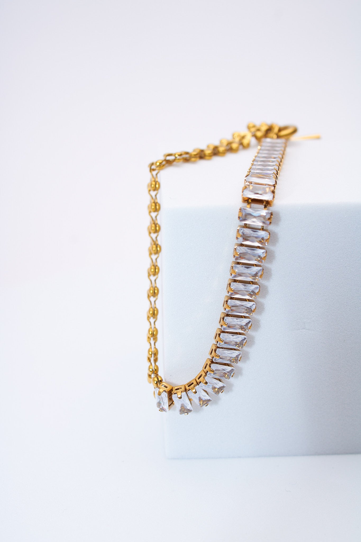 Pulsera doble cadena con cristales y motivos de bolitas — baño dorado