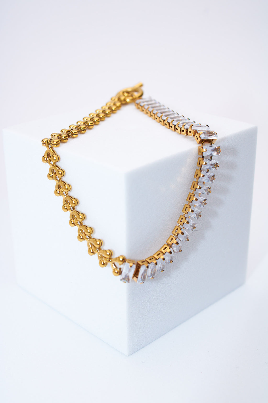 Pulsera doble cadena con cristales y motivos de bolitas — baño dorado