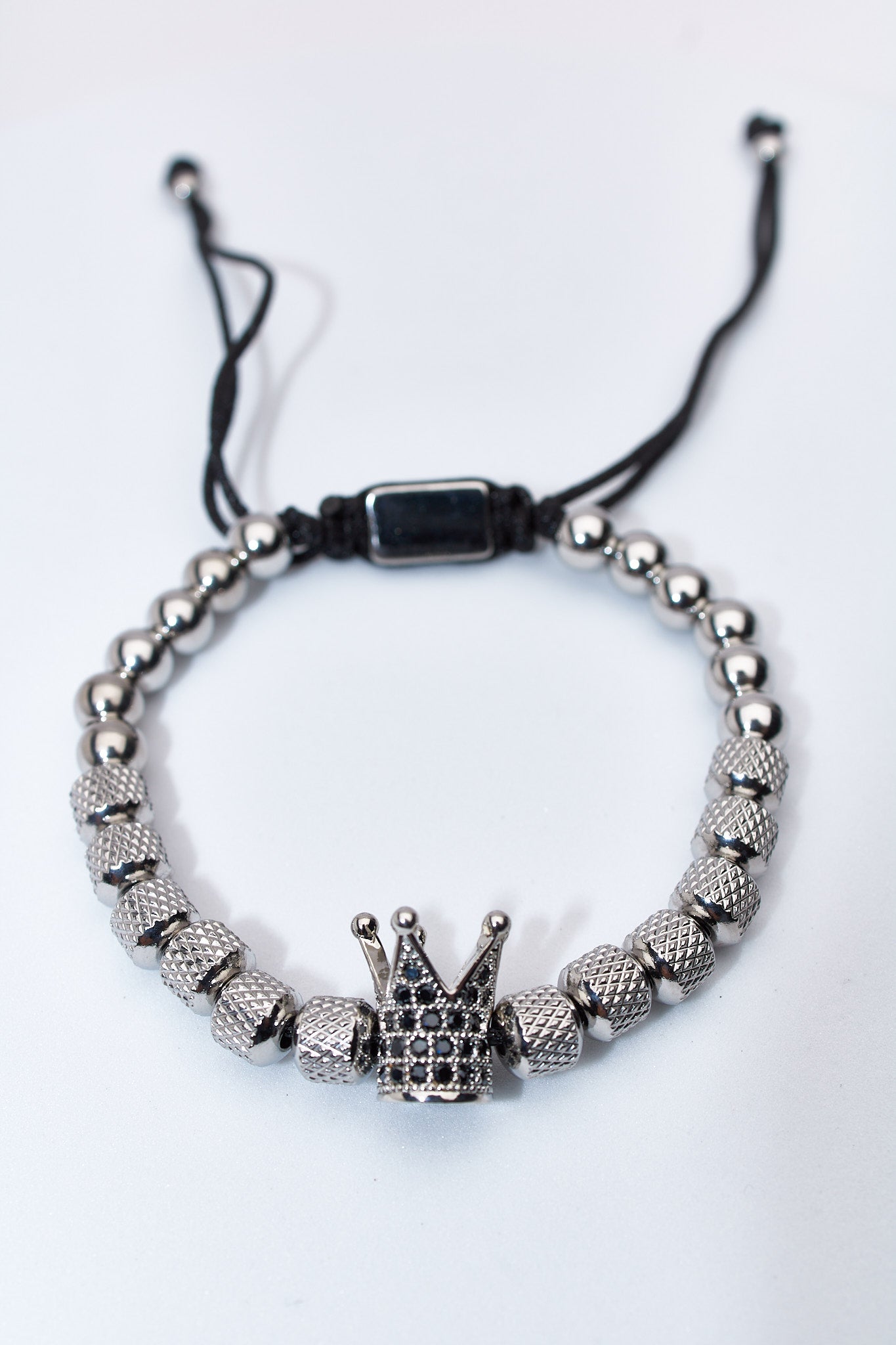 Pulsera ajustable ónix y hematita con charm corona pavé