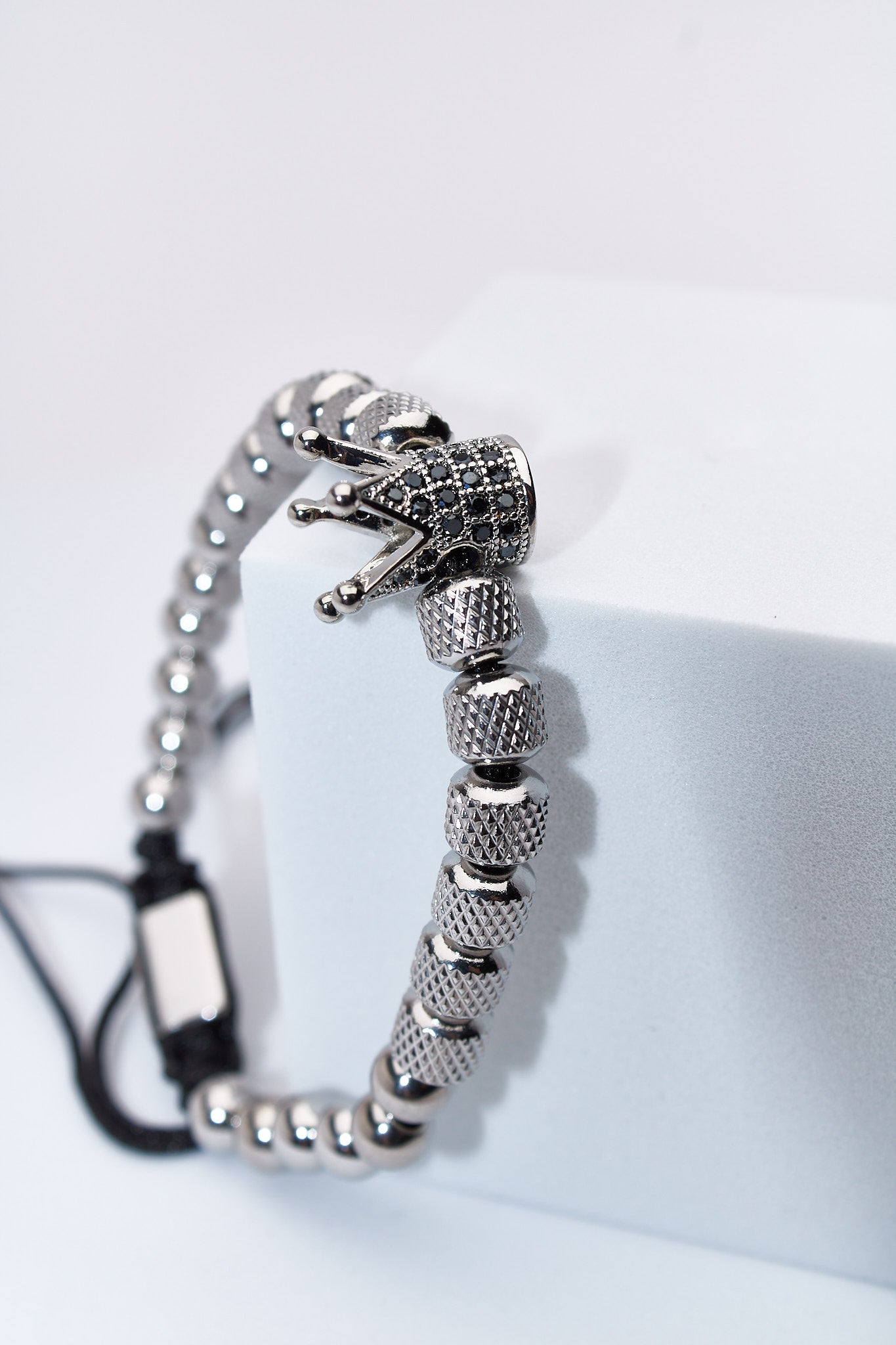 Pulsera ajustable ónix y hematita con charm corona pavé