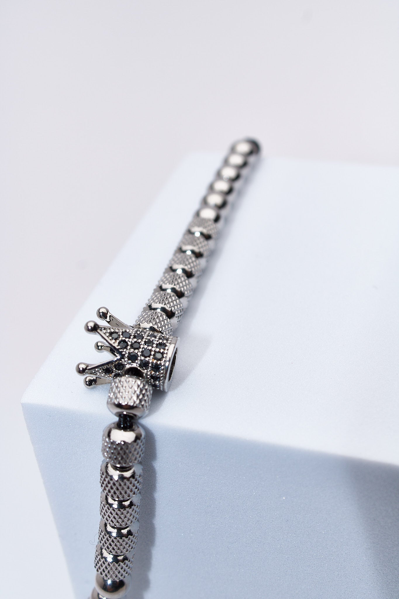 Pulsera ajustable ónix y hematita con charm corona pavé