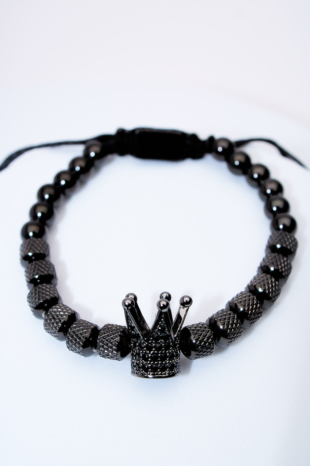 Pulsera ajustable de cuentas negras con charm corona pavé