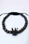 Pulsera ajustable de cuentas negras con charm corona pavé
