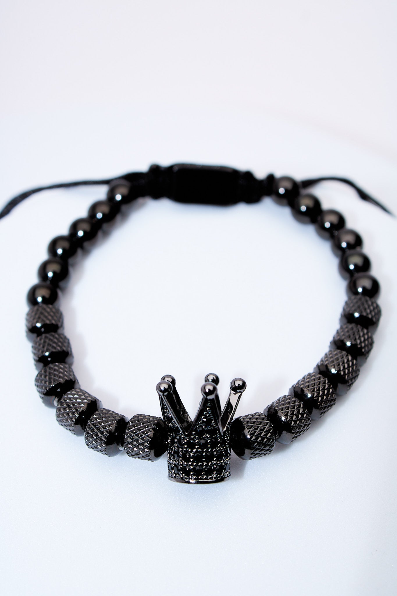 Pulsera ajustable de cuentas negras con charm corona pavé