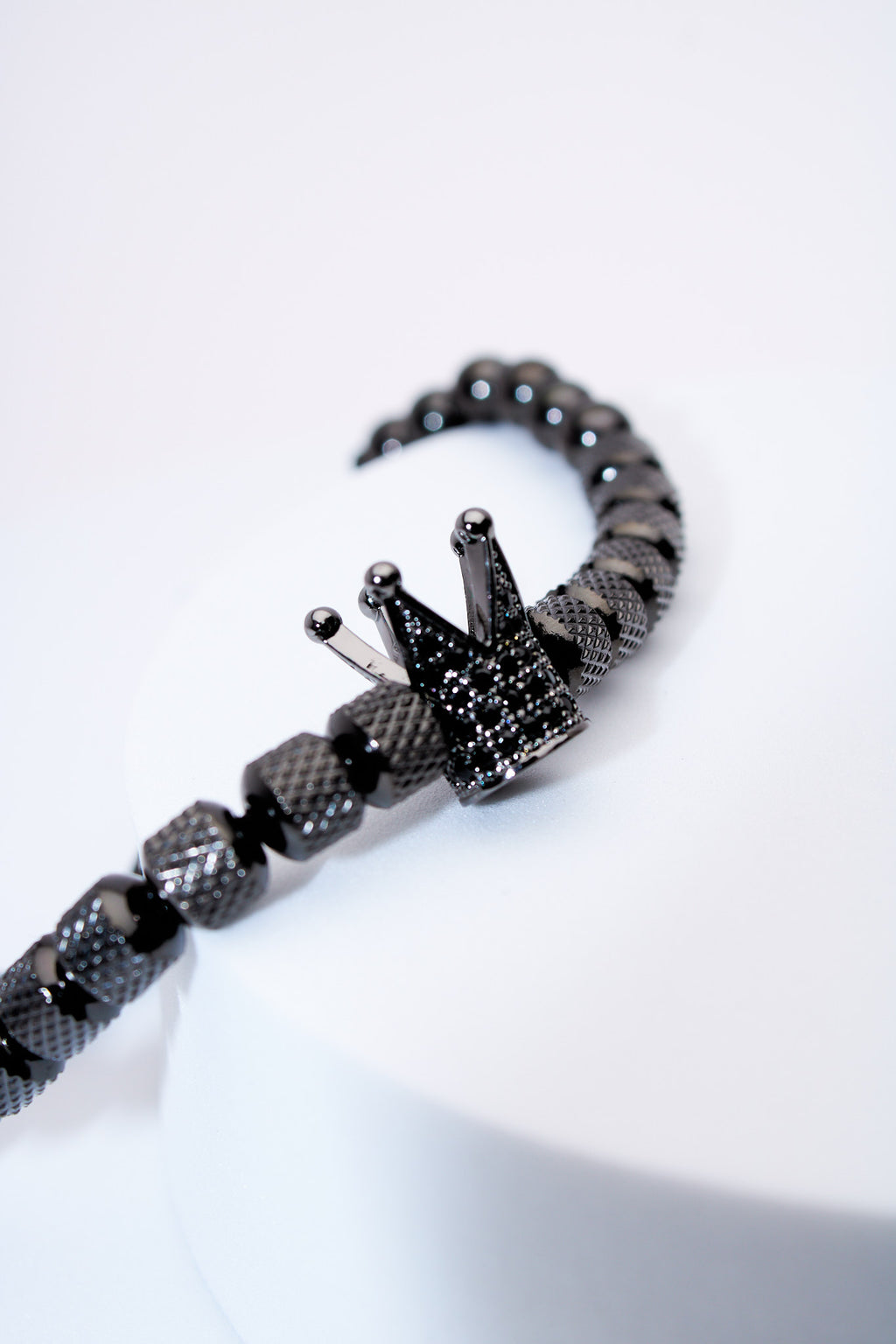 Pulsera ajustable de cuentas negras con charm corona pavé