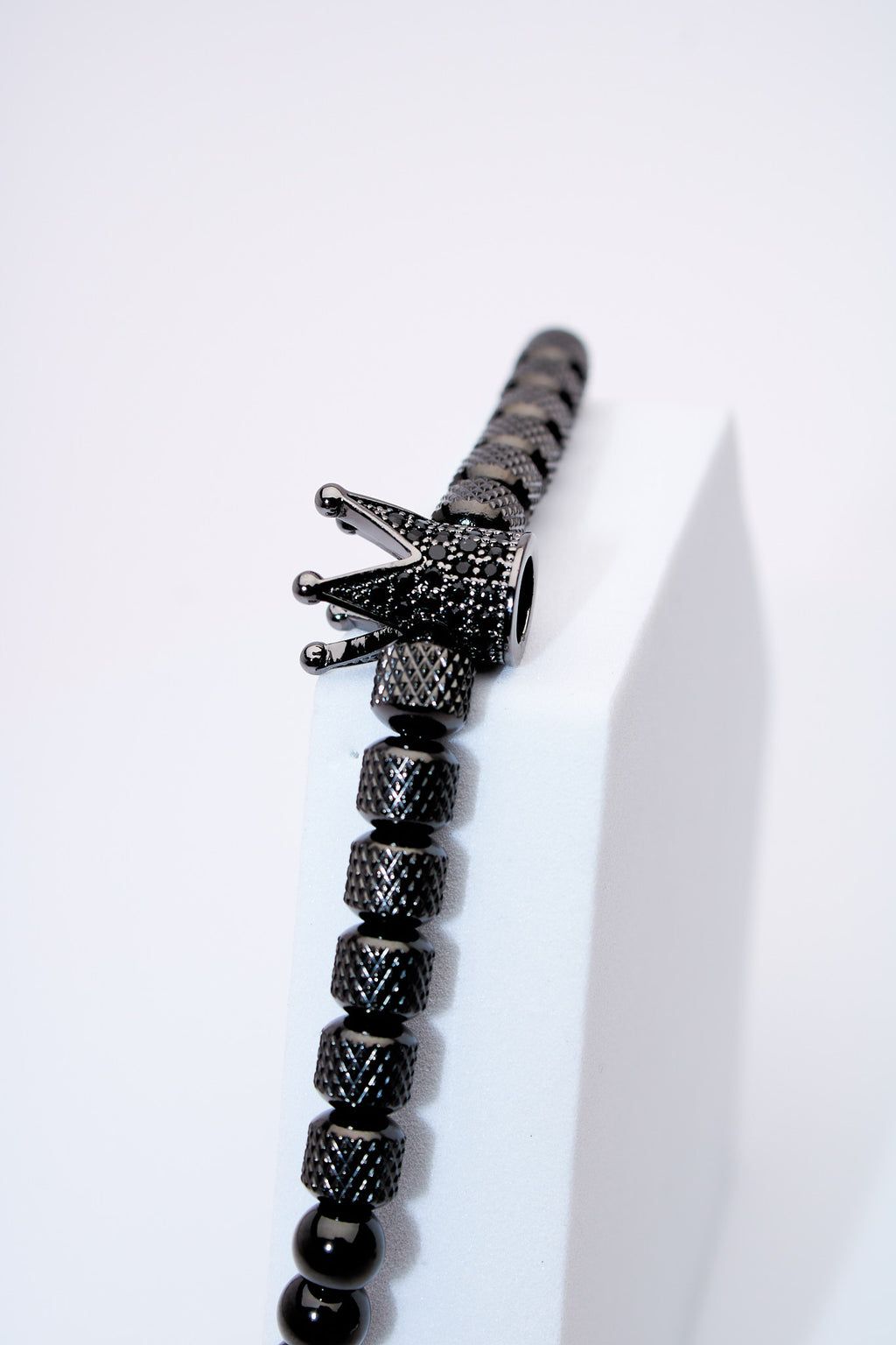 Pulsera ajustable de cuentas negras con charm corona pavé