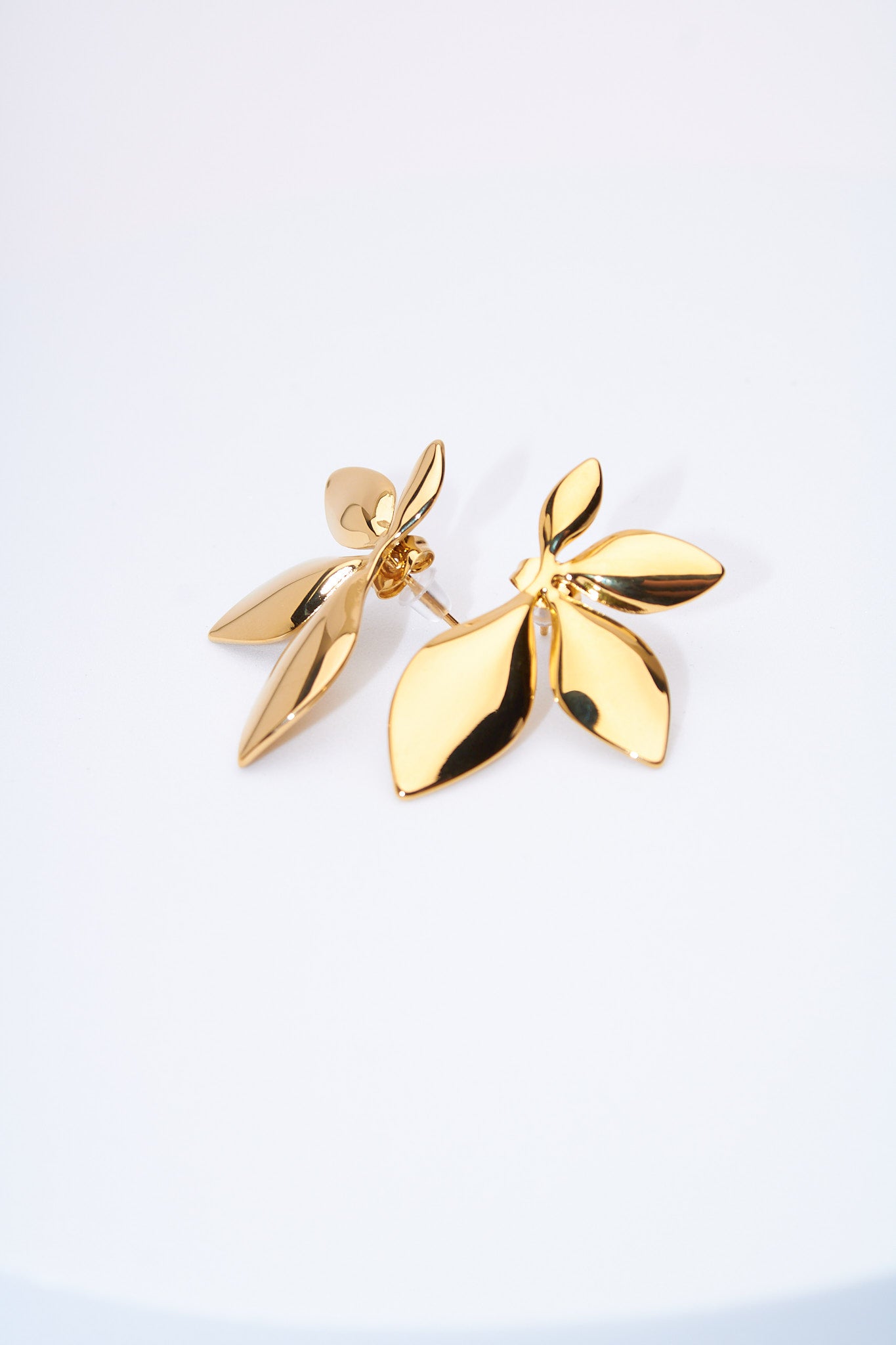 Aretes flor dorados — pétalos pulidos