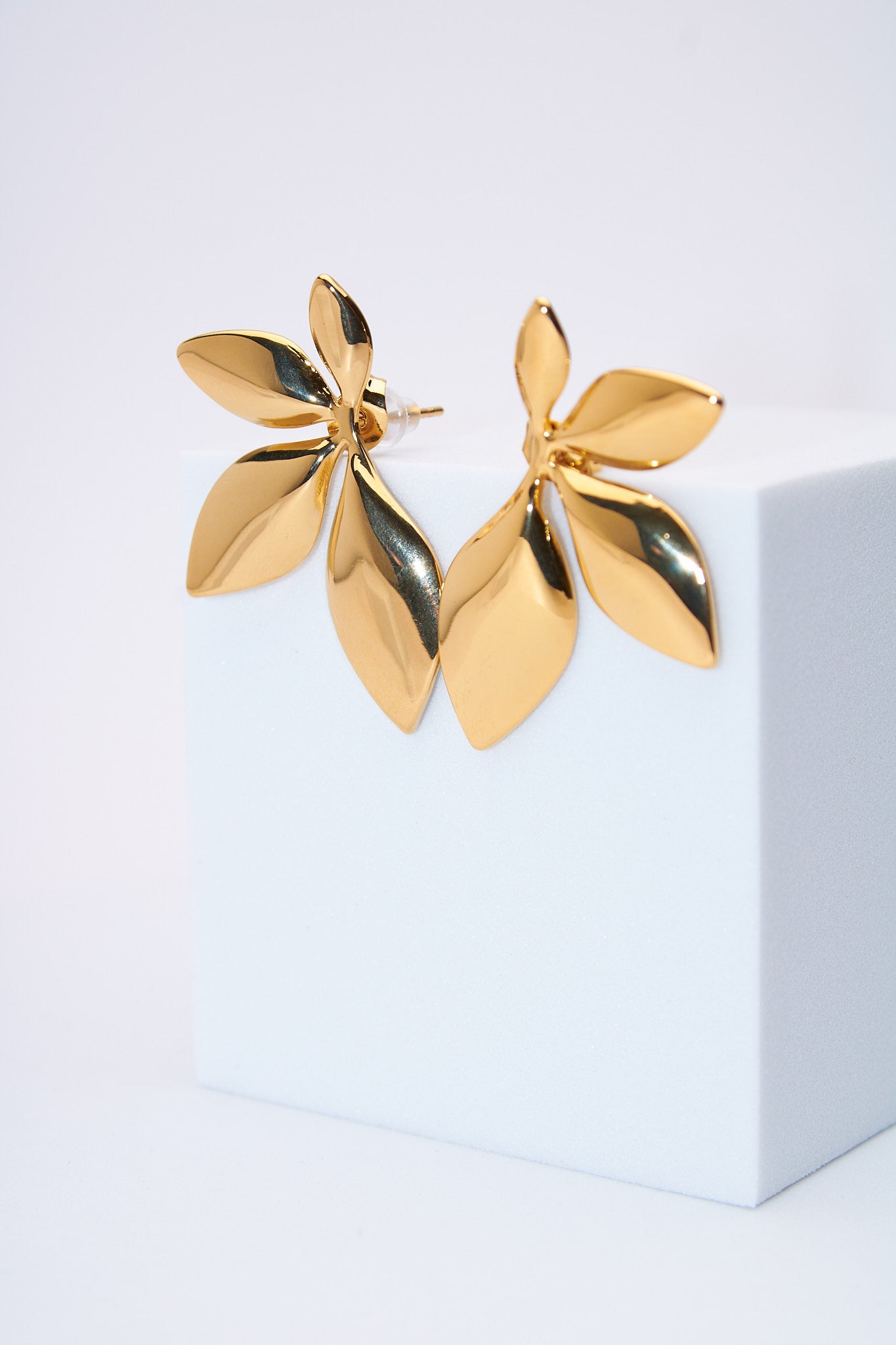 Aretes flor dorados — pétalos pulidos