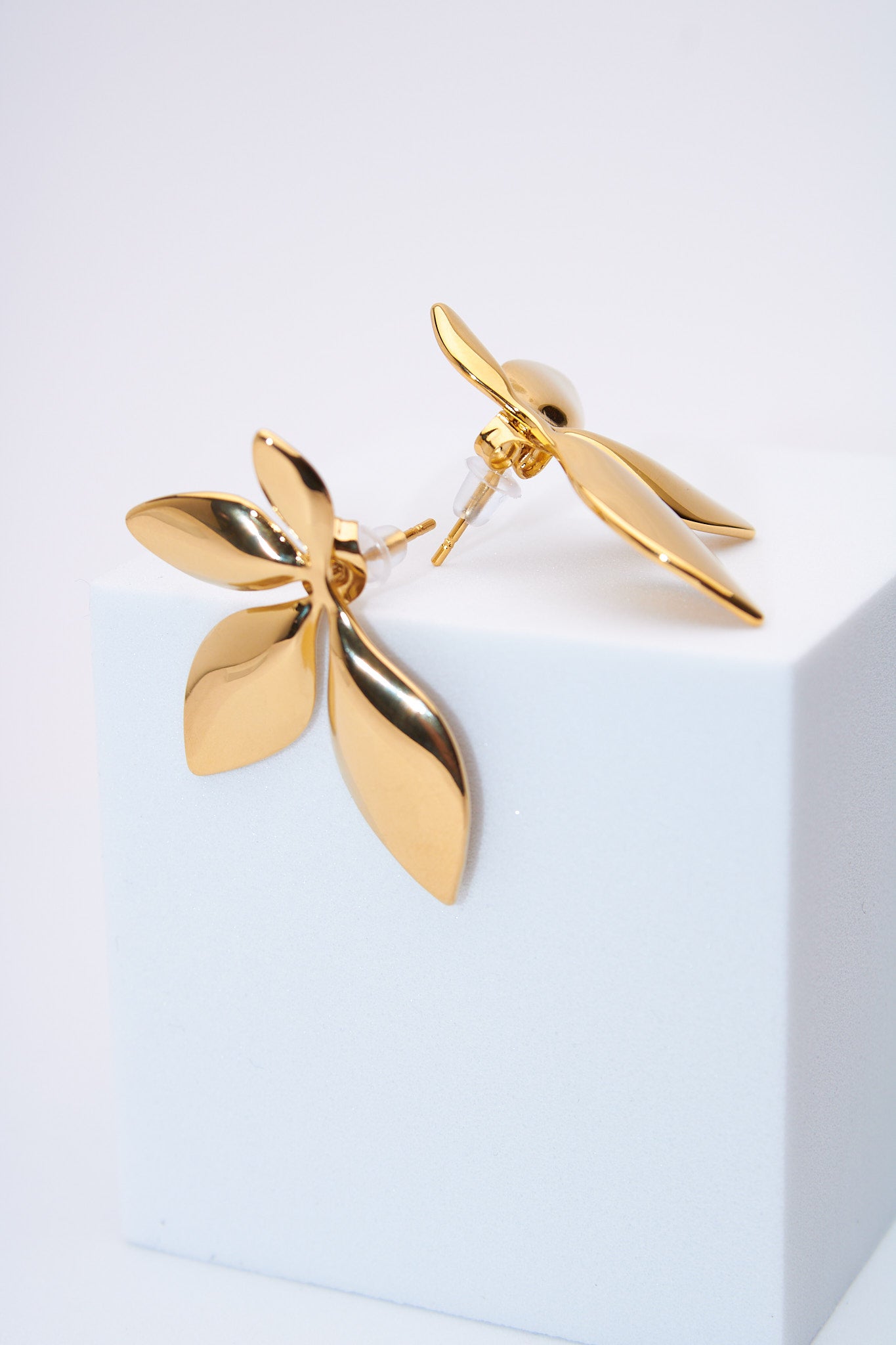 Aretes flor dorados — pétalos pulidos