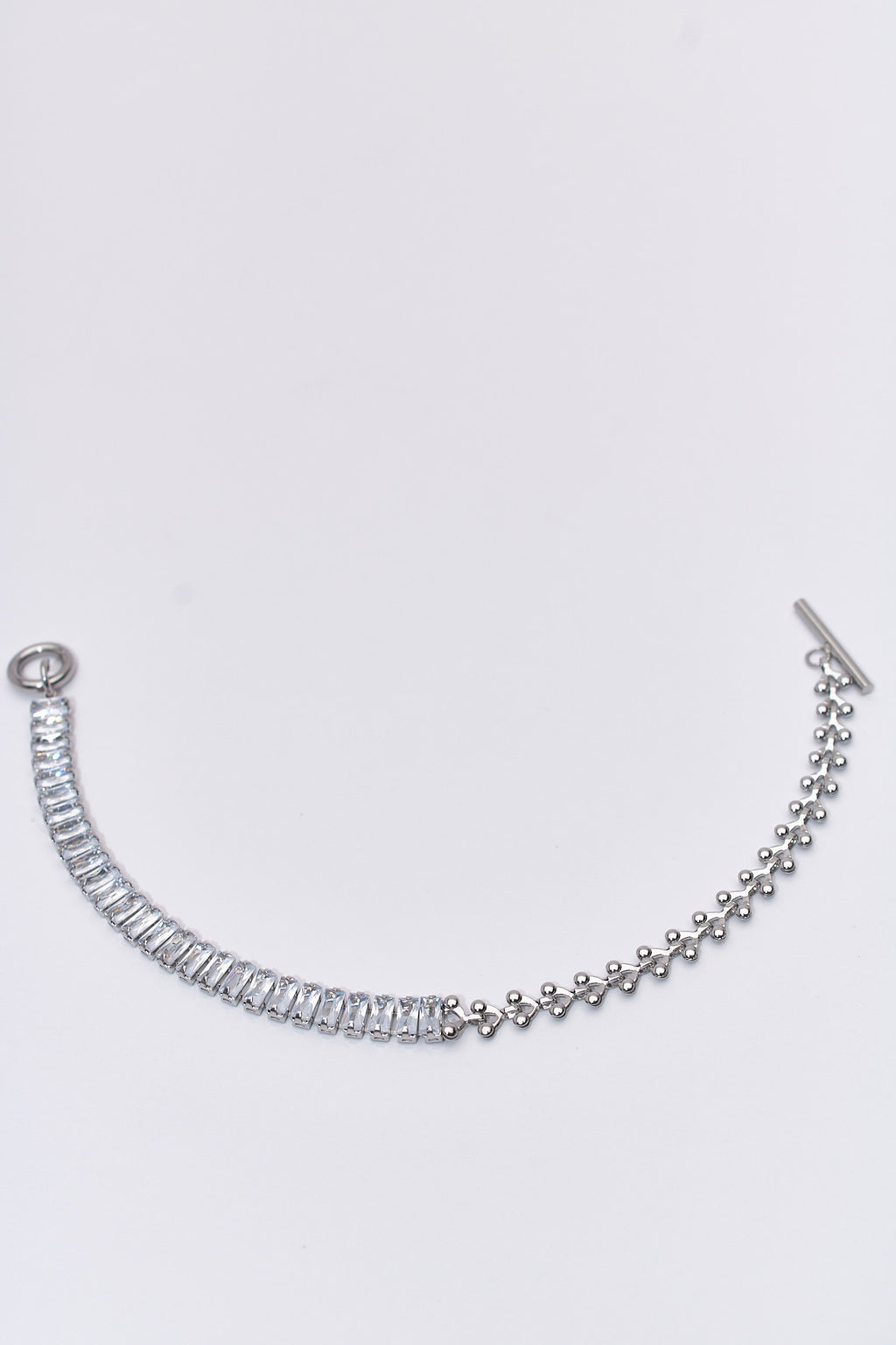 Pulsera doble con cristales baguette y cadena de bolitas — acabado plateado