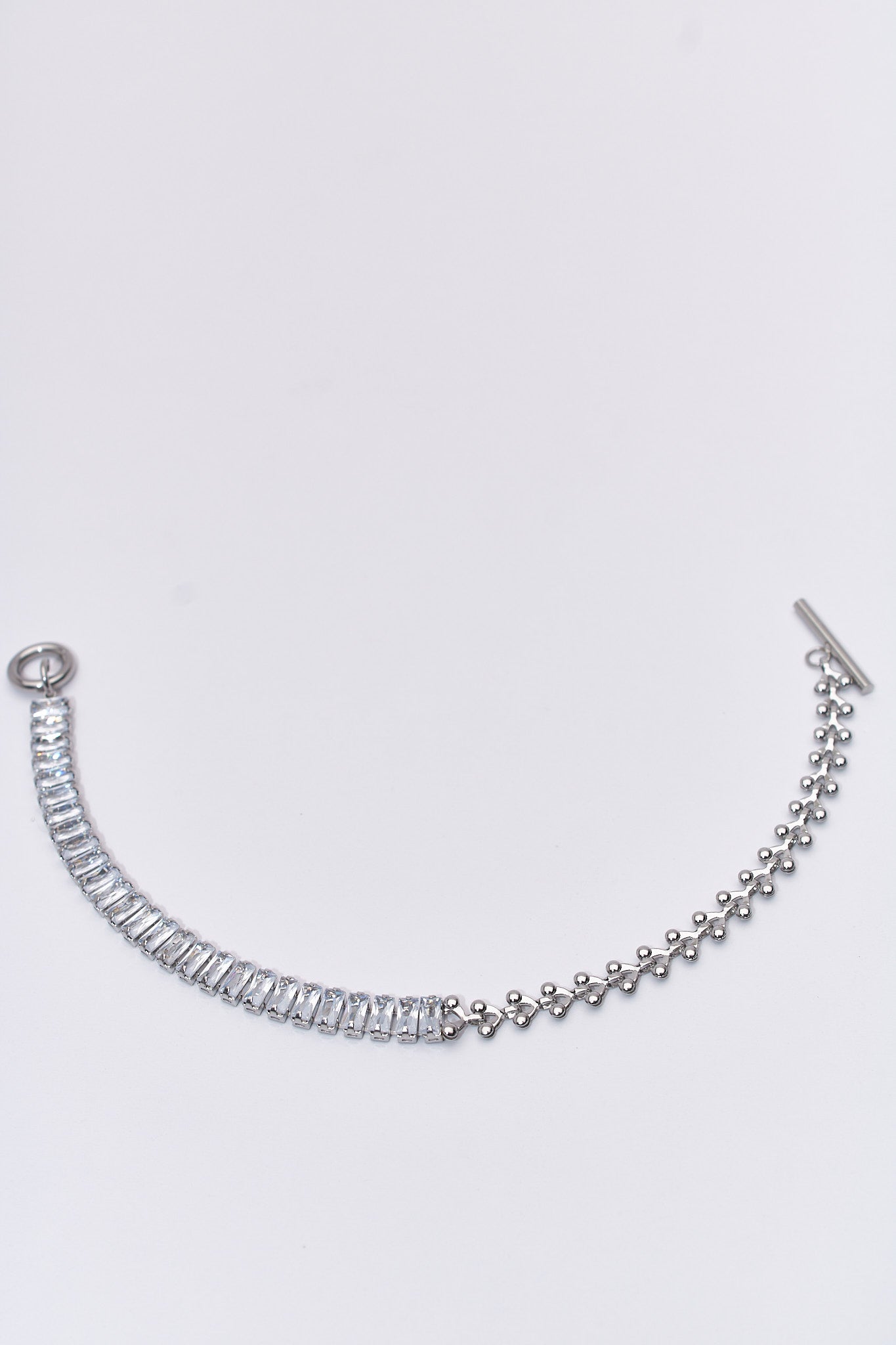 Pulsera doble con cristales baguette y cadena de bolitas — acabado plateado