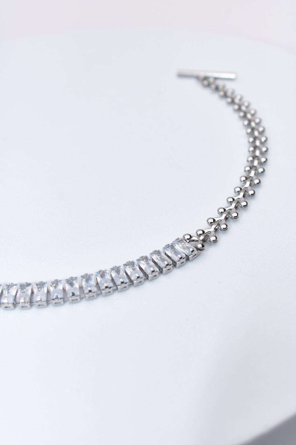 Pulsera doble con cristales baguette y cadena de bolitas — acabado plateado