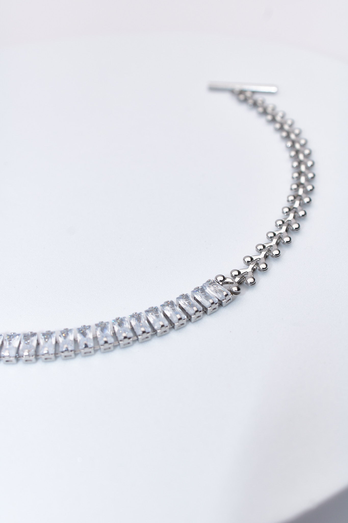 Pulsera doble con cristales baguette y cadena de bolitas — acabado plateado