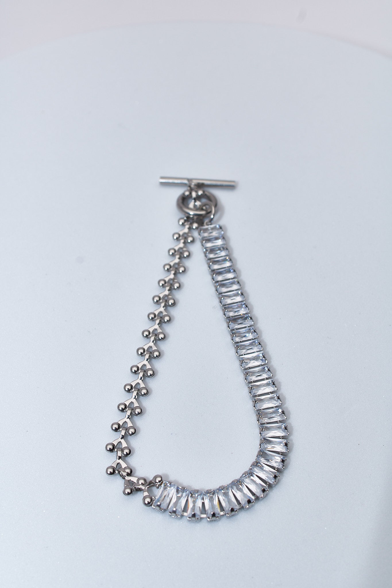 Pulsera doble con cristales baguette y cadena de bolitas — acabado plateado