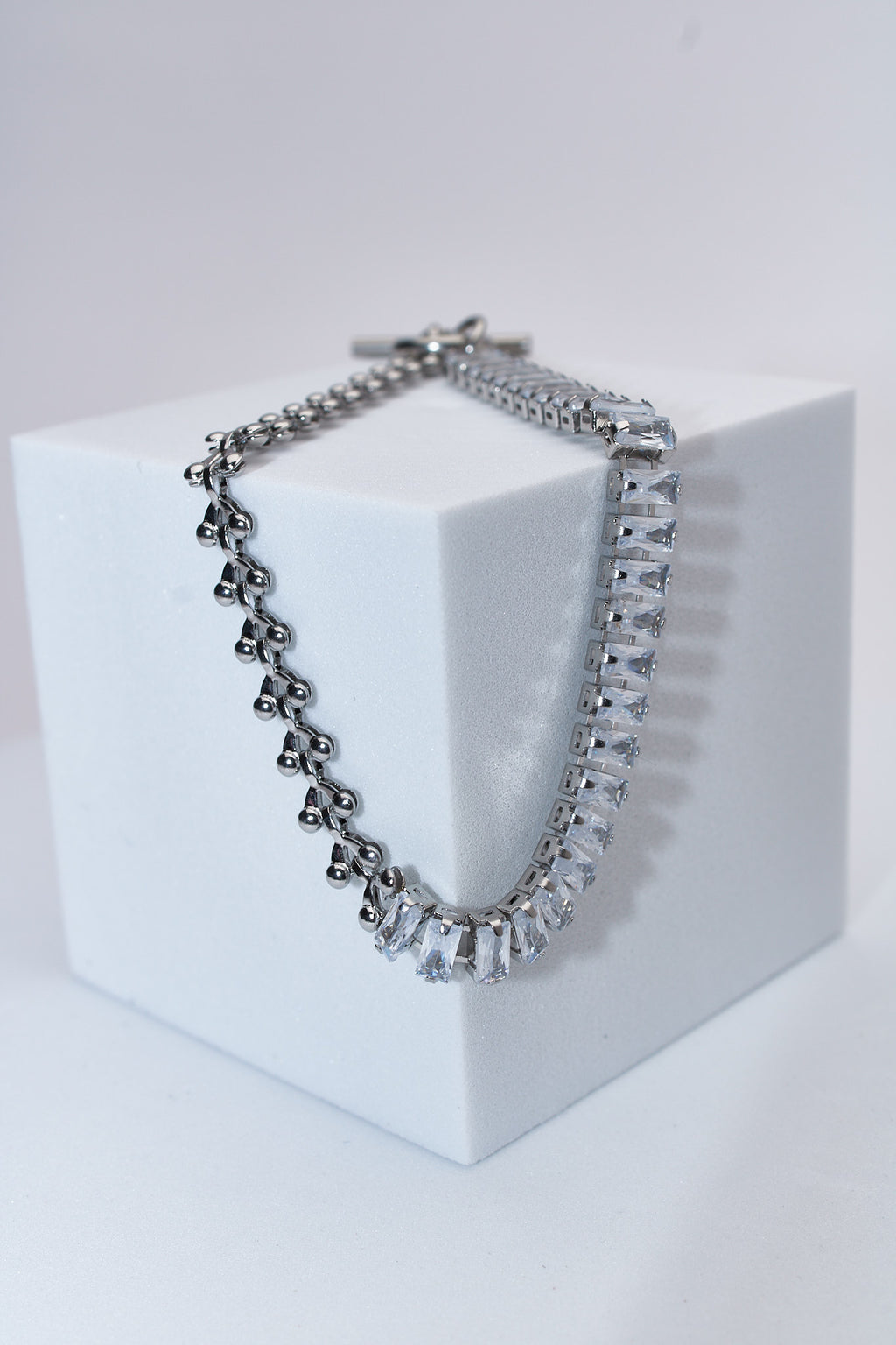 Pulsera doble con cristales baguette y cadena de bolitas — acabado plateado