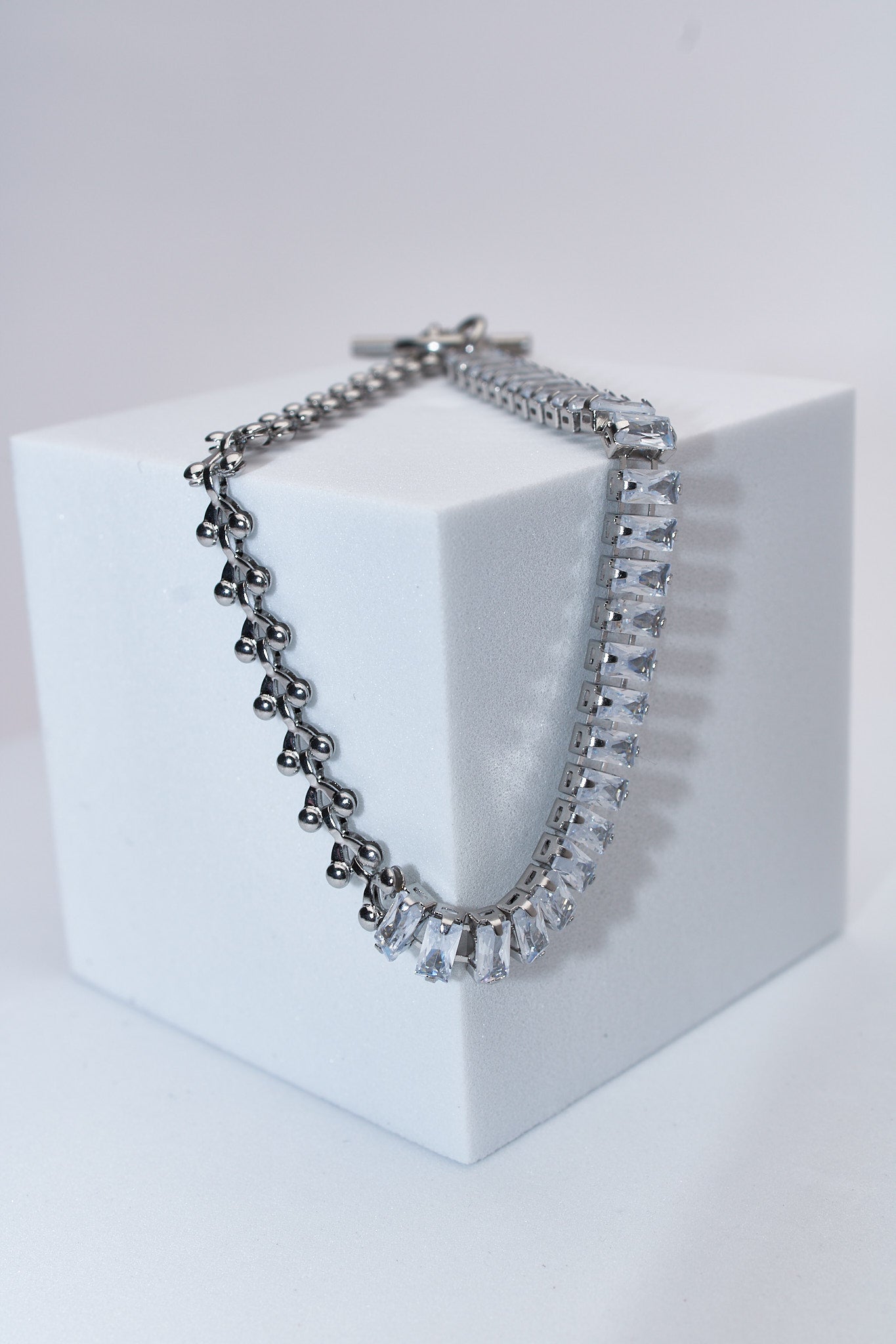 Pulsera doble con cristales baguette y cadena de bolitas — acabado plateado