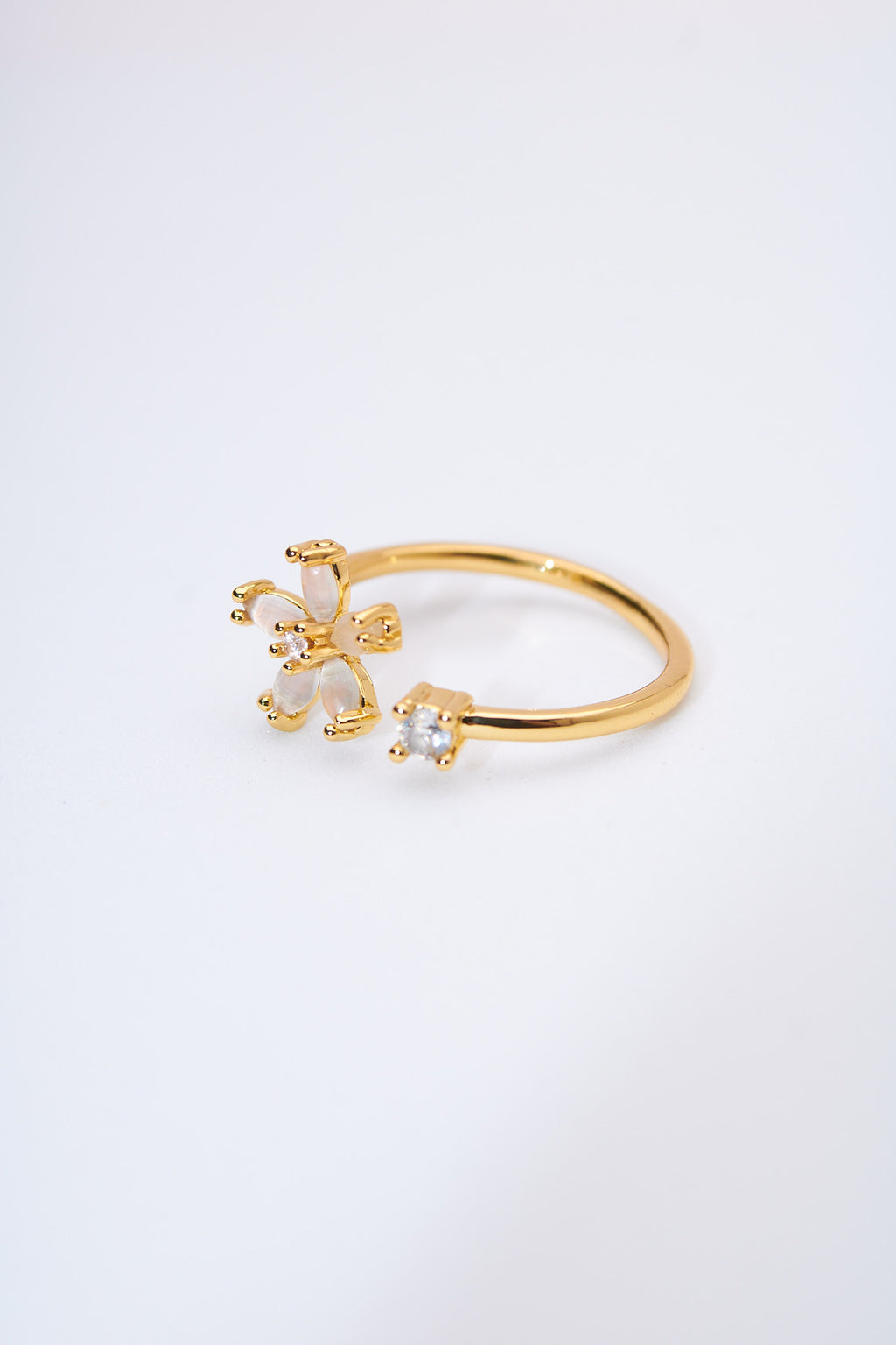 Anillo abierto flor con pétalos nacarados — baño dorado