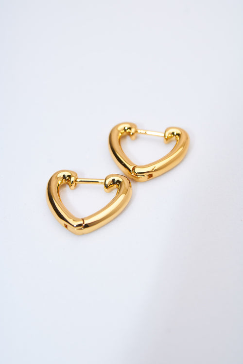 Aretes corazón hueco dorados — acabado pulido