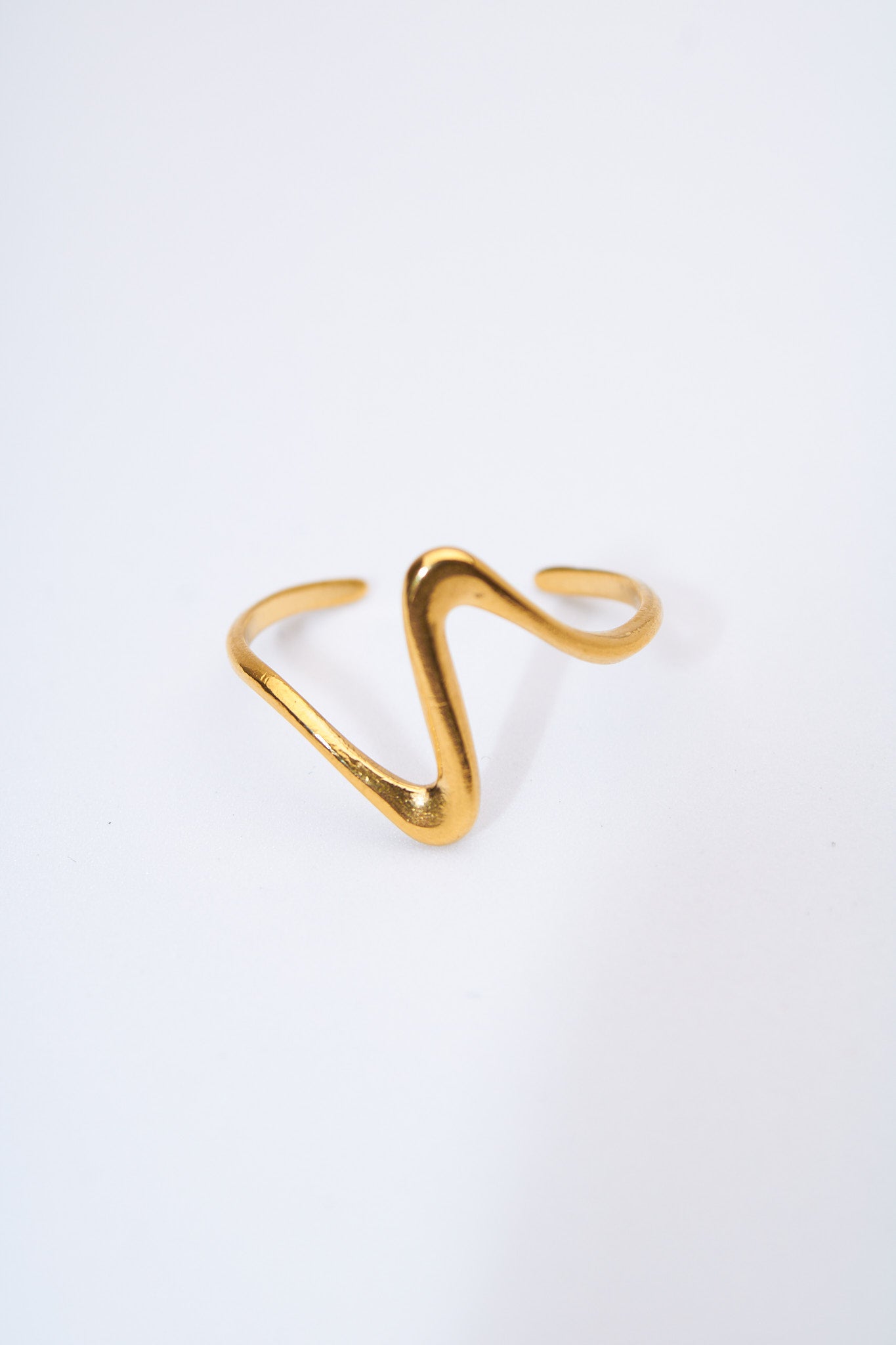 Anillo rígido curva ondulada — baño dorado