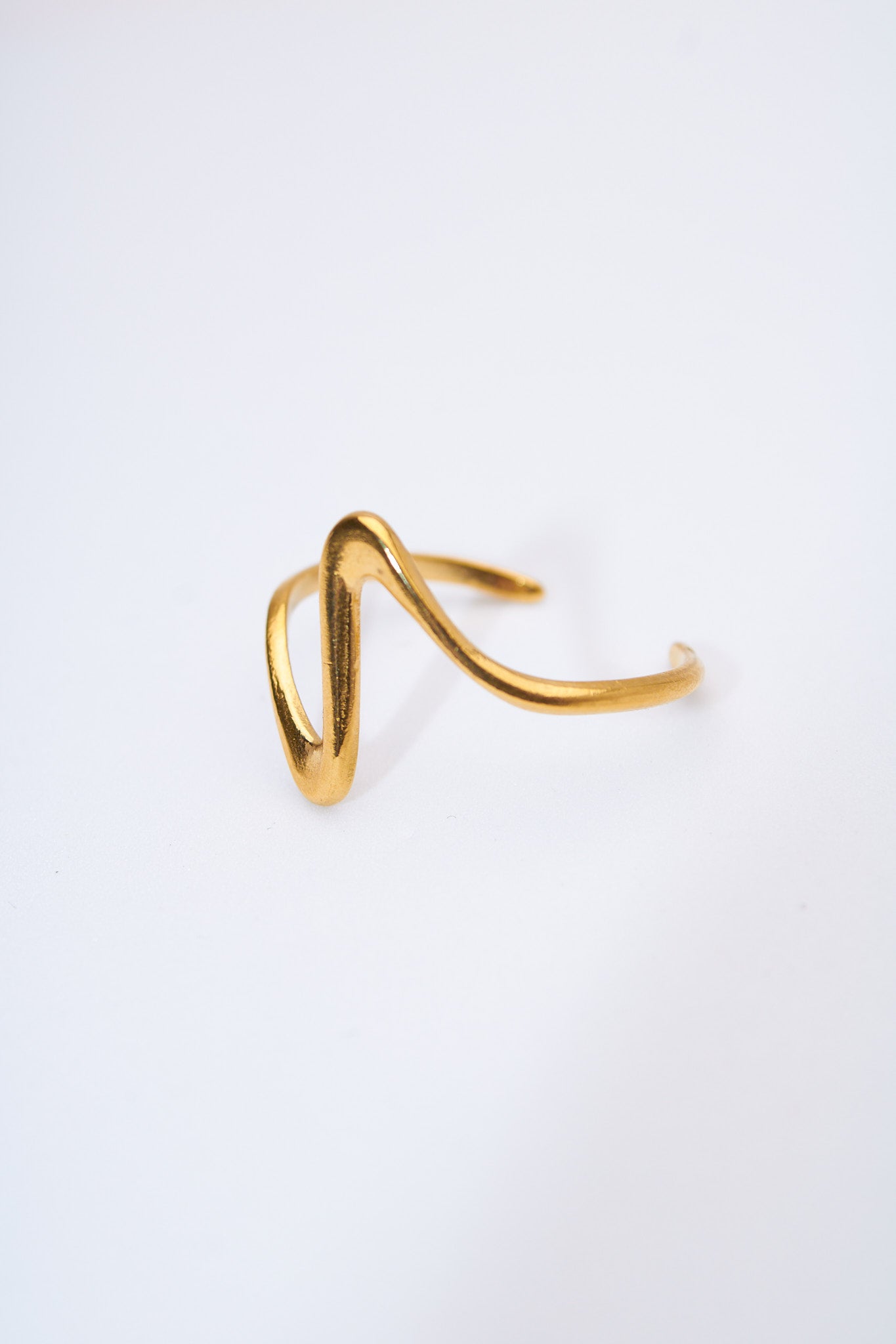 Anillo rígido curva ondulada — baño dorado