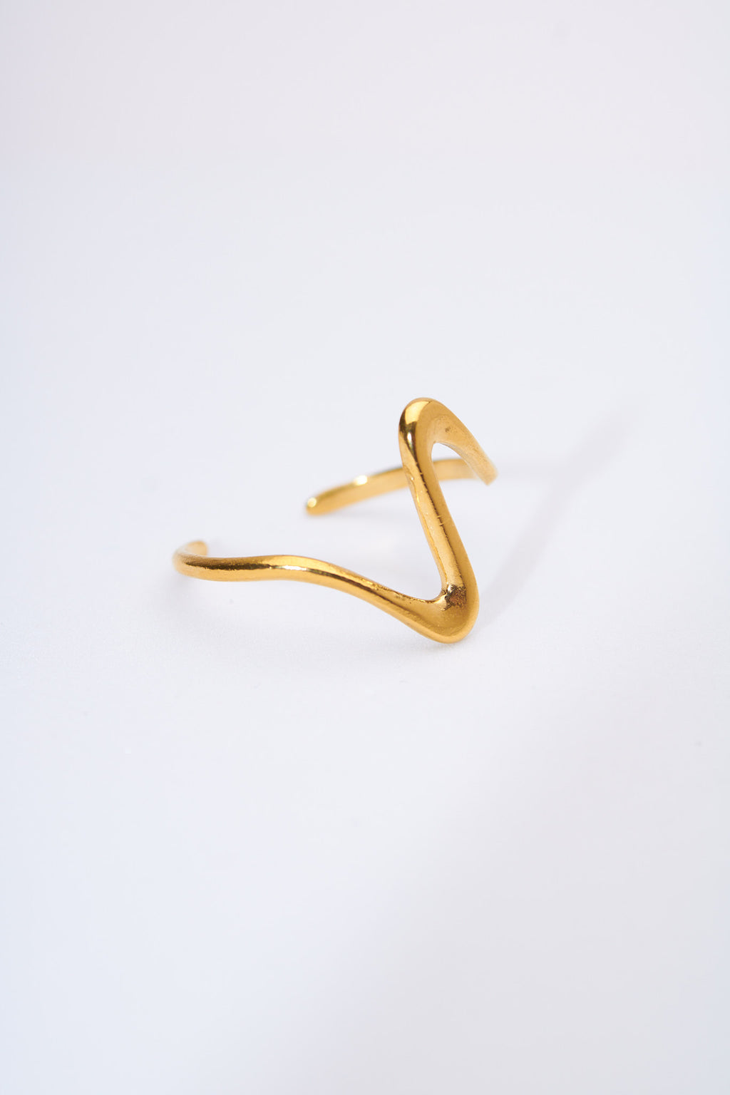 Anillo rígido curva ondulada — baño dorado