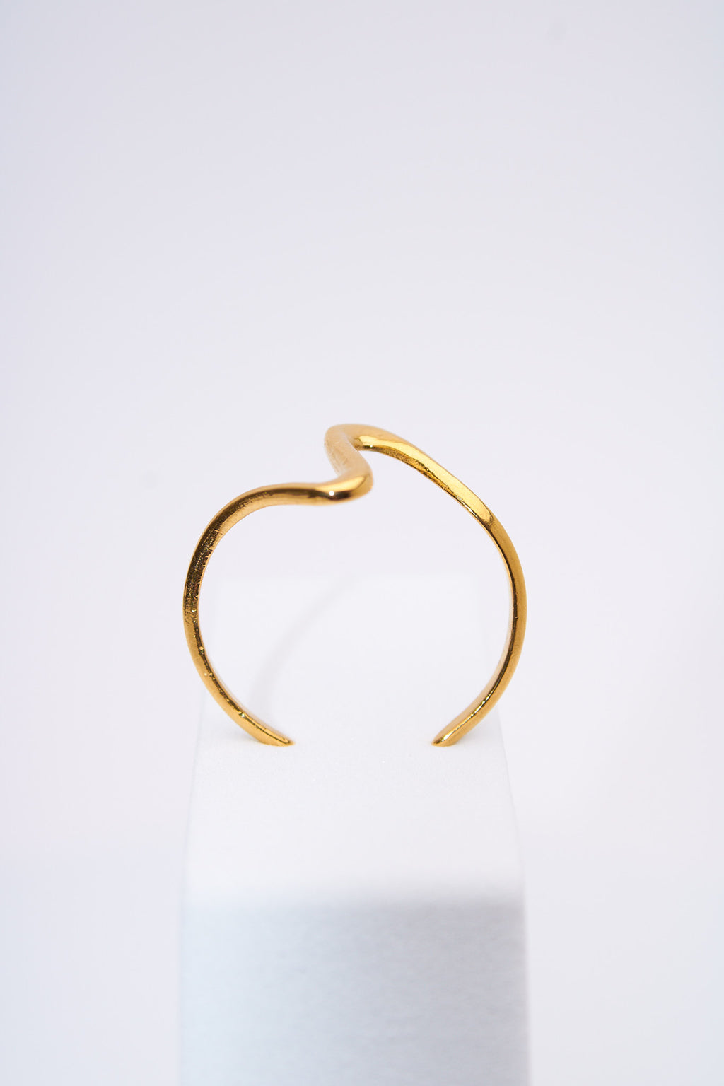 Anillo rígido curva ondulada — baño dorado