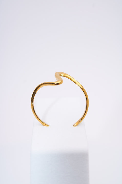 Anillo rígido curva ondulada — baño dorado