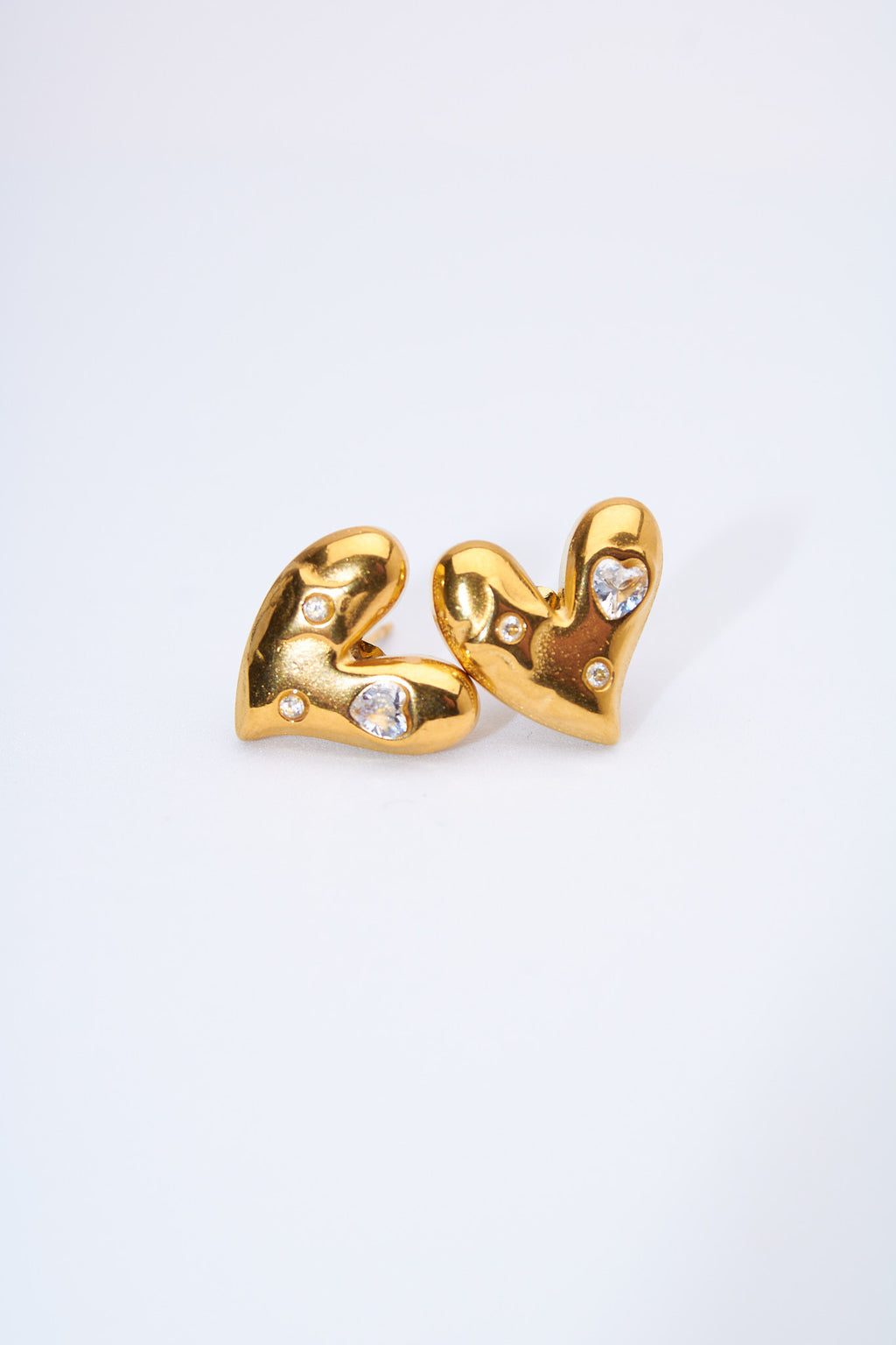 Aretes corazón macizo con cristales — baño dorado