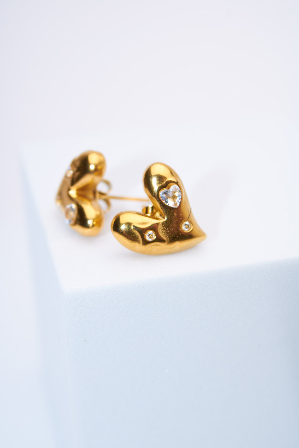 Aretes corazón macizo con cristales — baño dorado