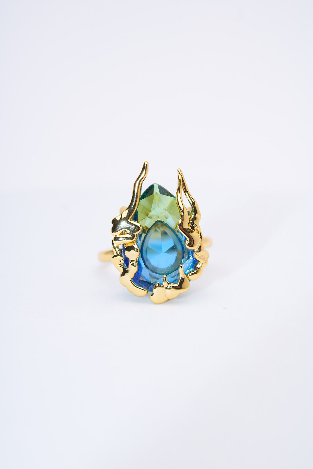 Anillo lágrima bicolor con marco orgánico dorado