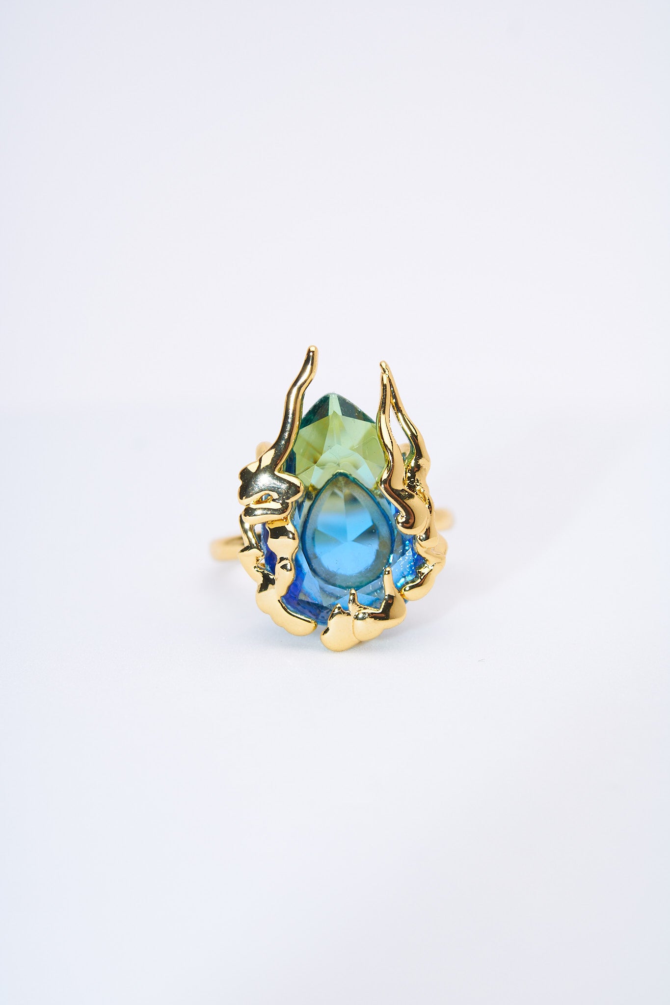 Anillo lágrima bicolor con marco orgánico dorado