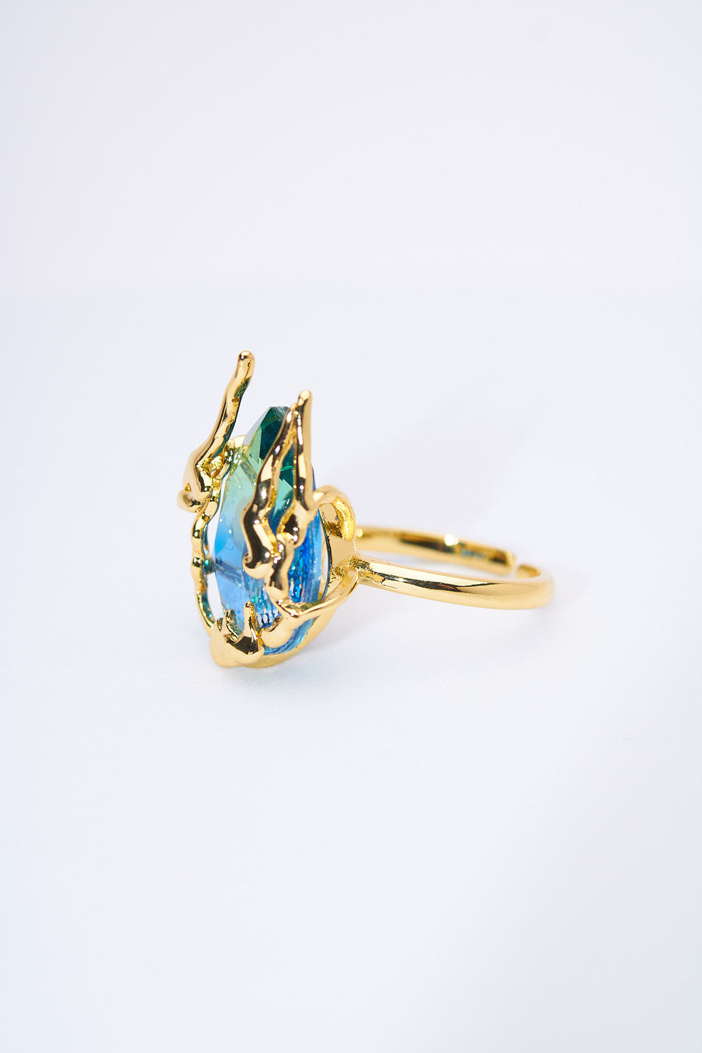 Anillo lágrima bicolor con marco orgánico dorado