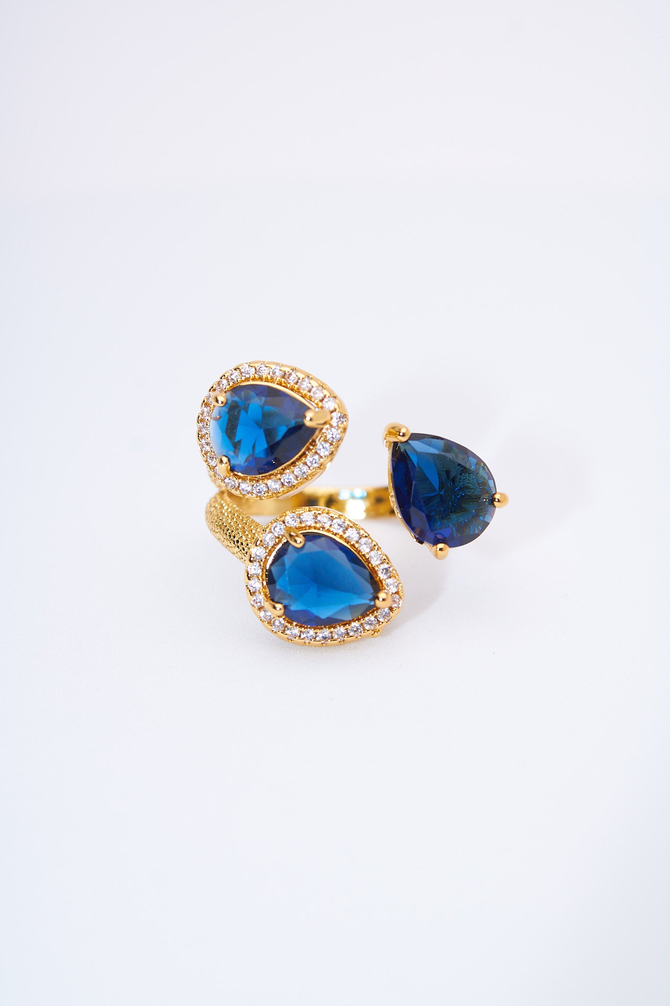 Anillo triple lágrima zafiro — baño dorado