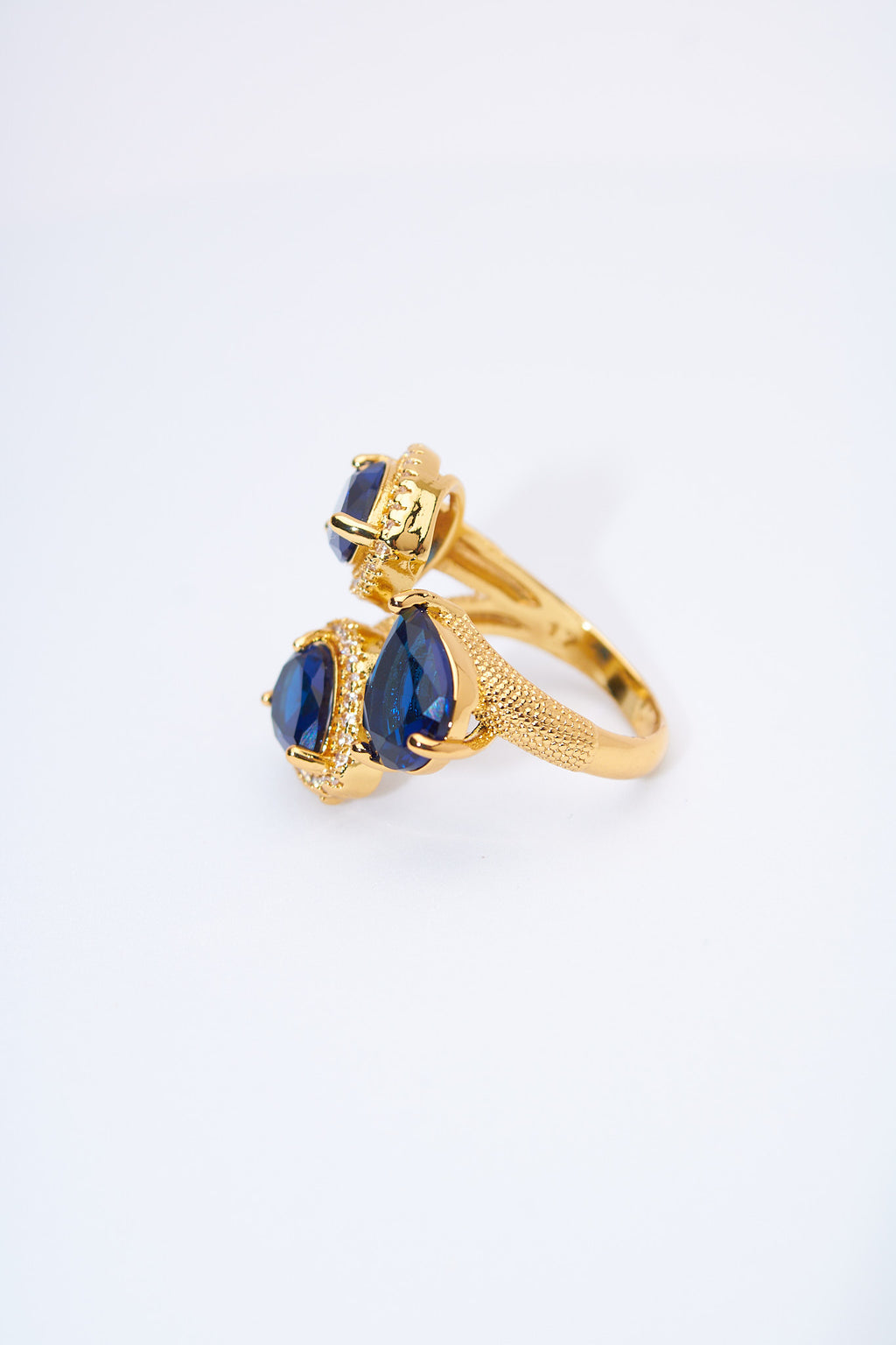 Anillo triple lágrima zafiro — baño dorado