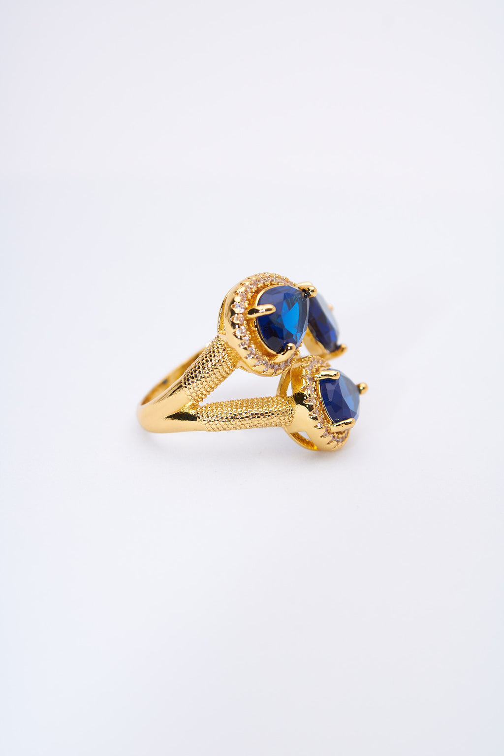 Anillo triple lágrima zafiro — baño dorado
